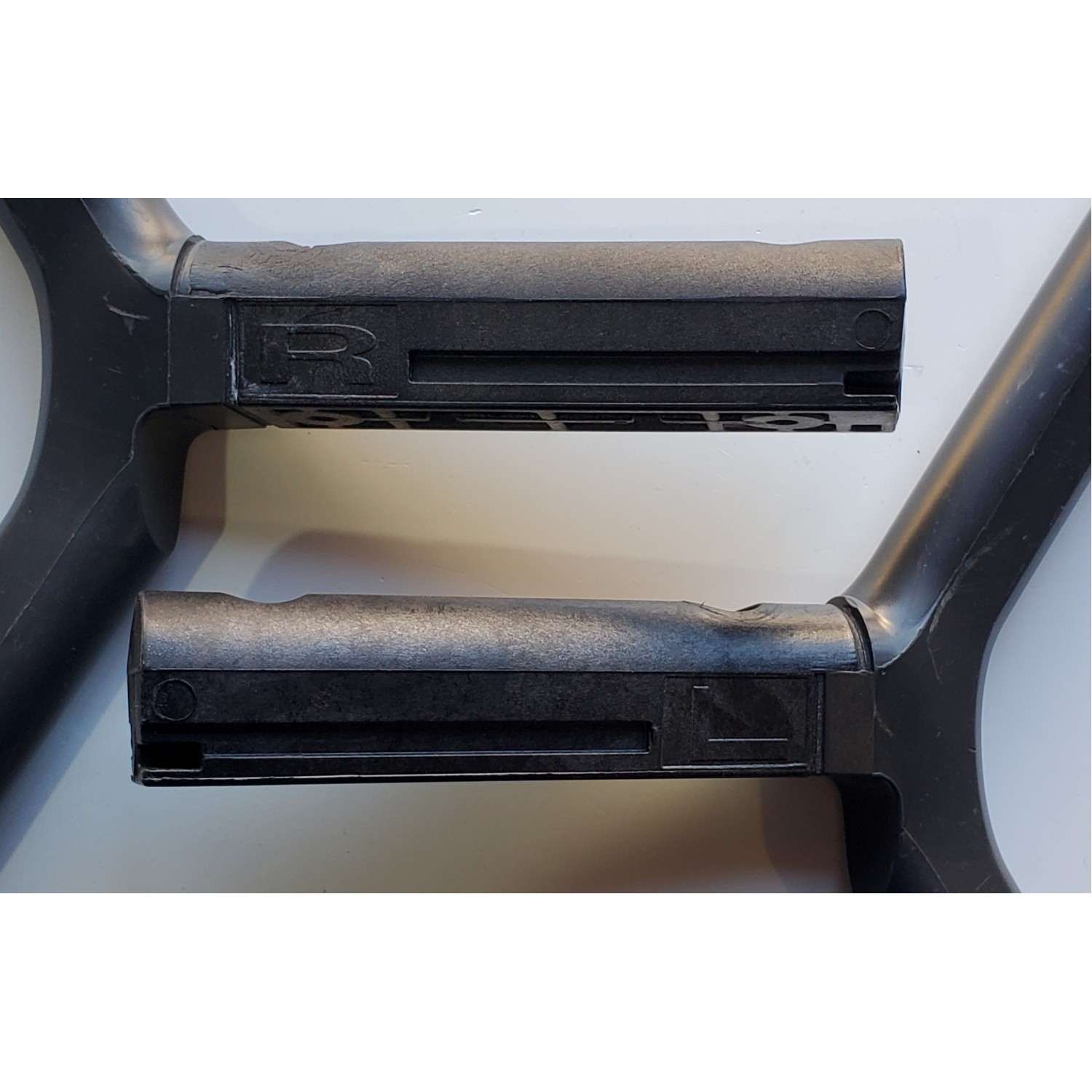 KIT DE BASES PARA TV SAMSUNG ((2 PIEZAS)) / NUMERO DE PARTE BN63-17425D / BN63-17429D / HF-0680U / E115797 / 75NU7100 / MODELOS UN75NU6080FXZA / UN75NU6900FXZA / UN75NU6900FXZC / UN75NU7100FXZA / UN75NU7100FXZC / UN75RU7100FXZA / UN75RU7100FXZC - Imagen 3