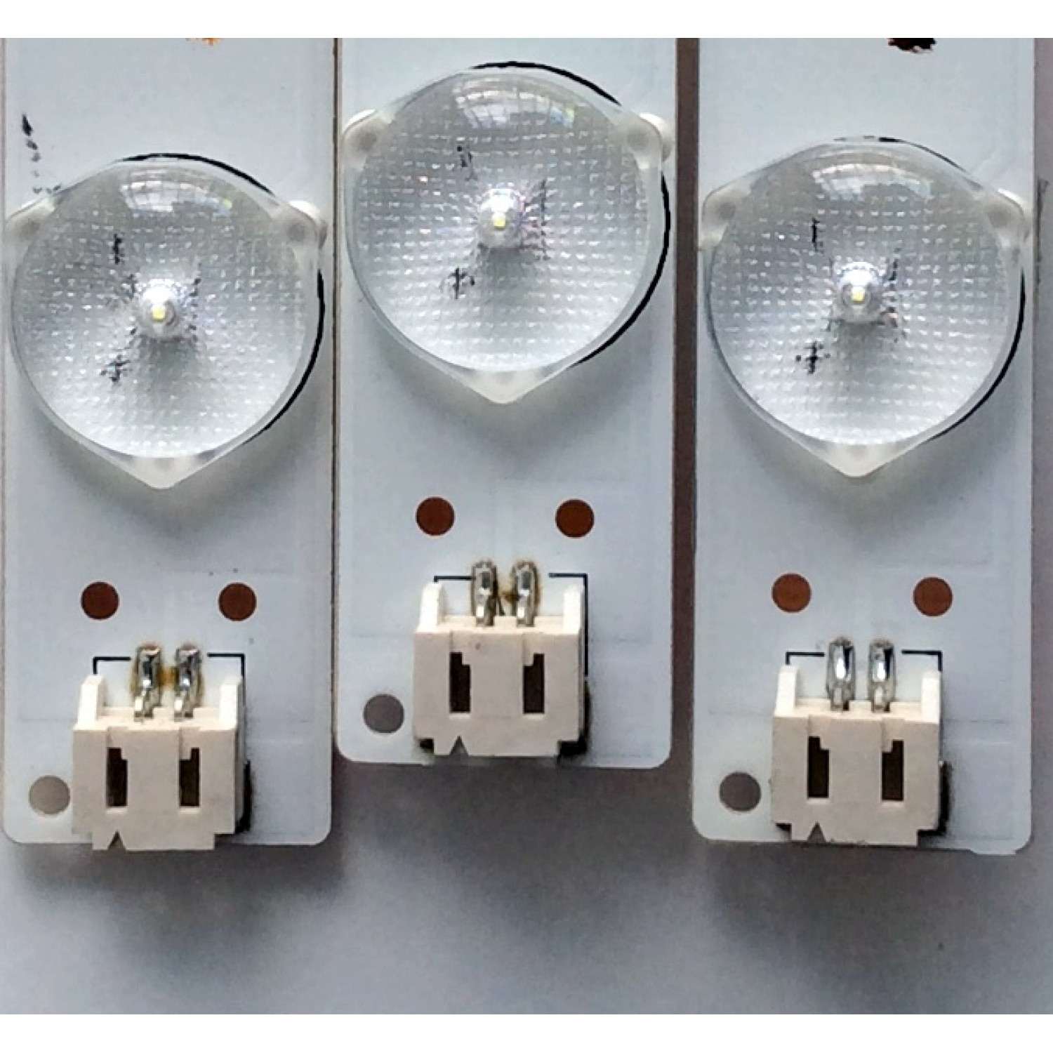 KIT DE LED PARA TV / VIZIO 0981-0102-21A2/0981-0102-21A3 / IC-G-VZAA39D266C (SOLO TRAE 3 PZAS. ) / F110M9LP40H / 0981010221A2 / 0981-0102-21A2 / 0981-0102-21A3 / IC-E-VZAA39D266A / IC-E-VZAA39D266B / MODELO E390-B0 / SHARP LC-39LE551U PANEL T390HVN04.0	 - Imagen 4