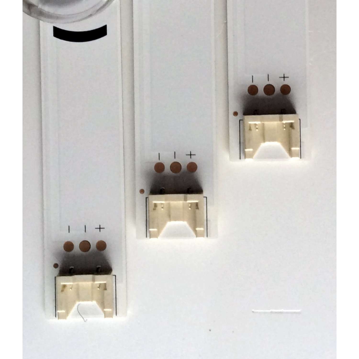 KIT DE LEDS PARA TV VIZIO ORIGINAL 2 PIEZAS / NUMERO DE PARTE 261501021380 / 06-2-32S1-2X6-0D20-590X12-EMC-V3-221213 / 230101039440 / 180L3M31-B / YF-14228 / PANEL HK315WLEDM-JH1VH / DISPLAY PT320AT04-2 VER.1.1 / MODELO VHD32M-0807 / VHD32M-08047 - Imagen 3