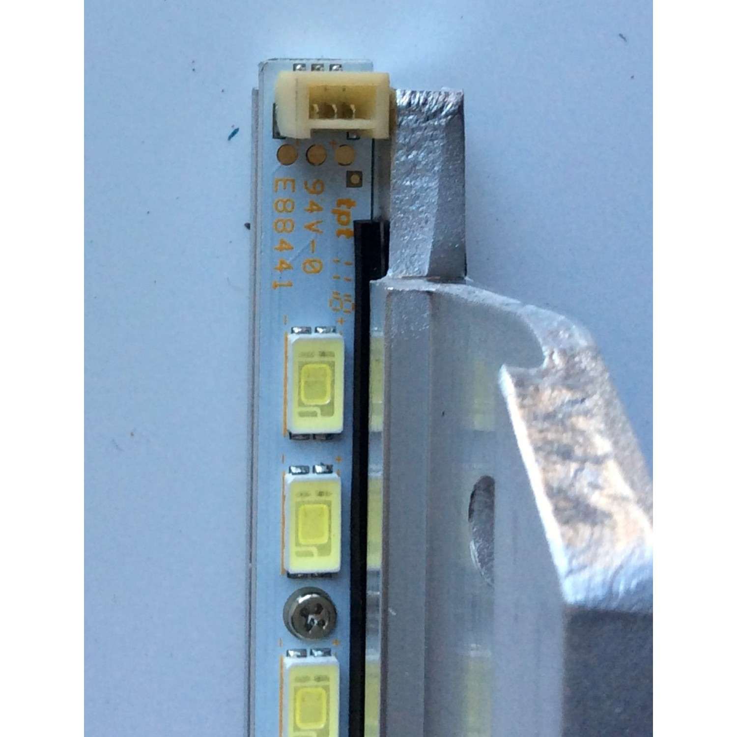 LED PARA TV LG (1 PIEZA) / NUMERO DE PARTE 42T11-06a / 74.42T13.001-0-CS1 / 74.42T13.003-0-CS1 / PANEL'S T420HW08 V.0 / T420HW08 V.4 / MODELOS 42LV3550 / 42LV5500 / 42PFL5300 / 42LV5500-UA.AUSDLHR / ((MEDIDAS 96CM x 03CM)) - Imagen 3