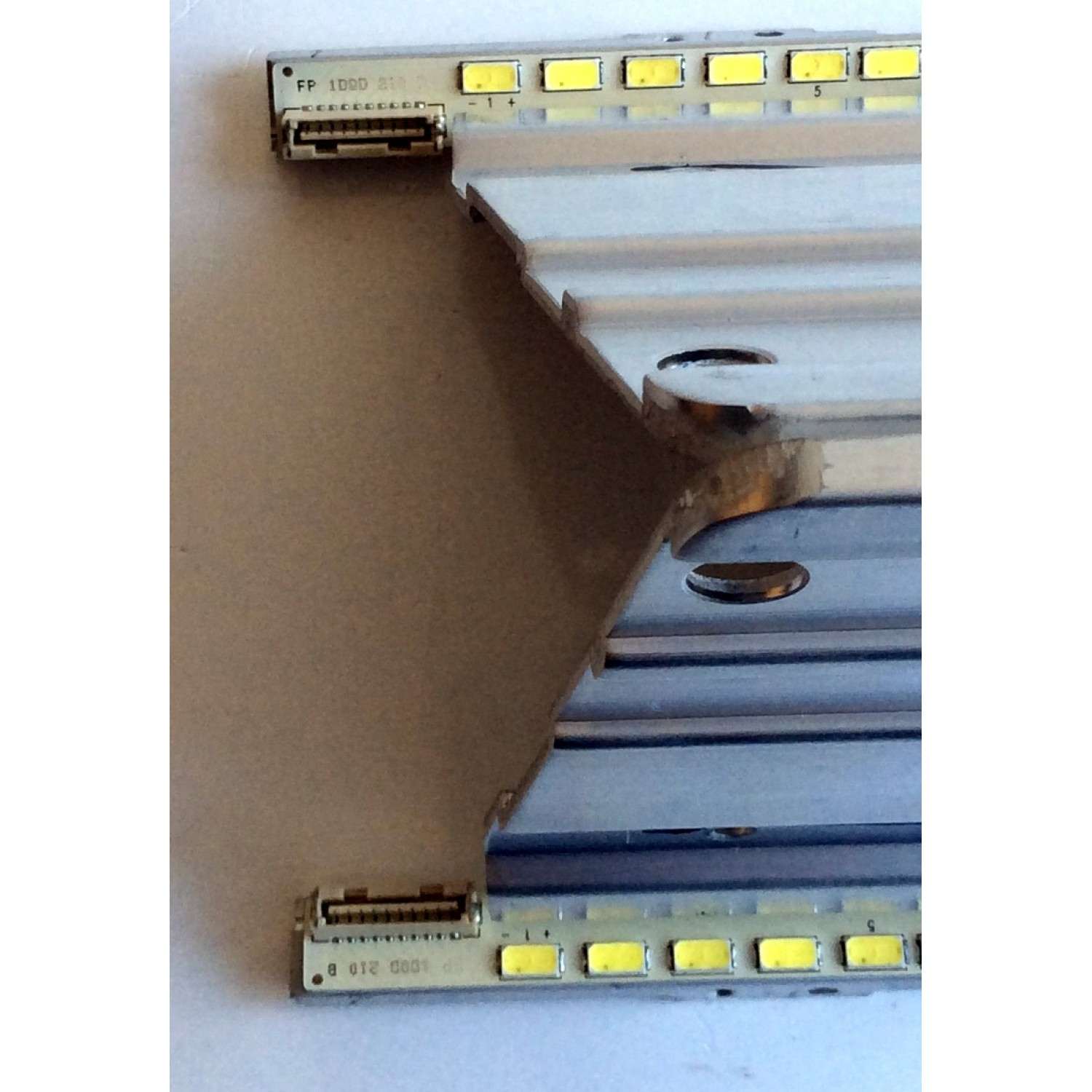 KIT DE LED´S PARA TV (2 PIEZAS) LG 3660L-0376A / 55" V6 EDGE FHD REV1.0 1 R-TYPE / 55" V6 EDGE FHD REV1.0 1 L-TYPE / PANEL LC550EUH (RD)(A2) / MODELO 55LV4400-UA.CUSYLH - Imagen 3