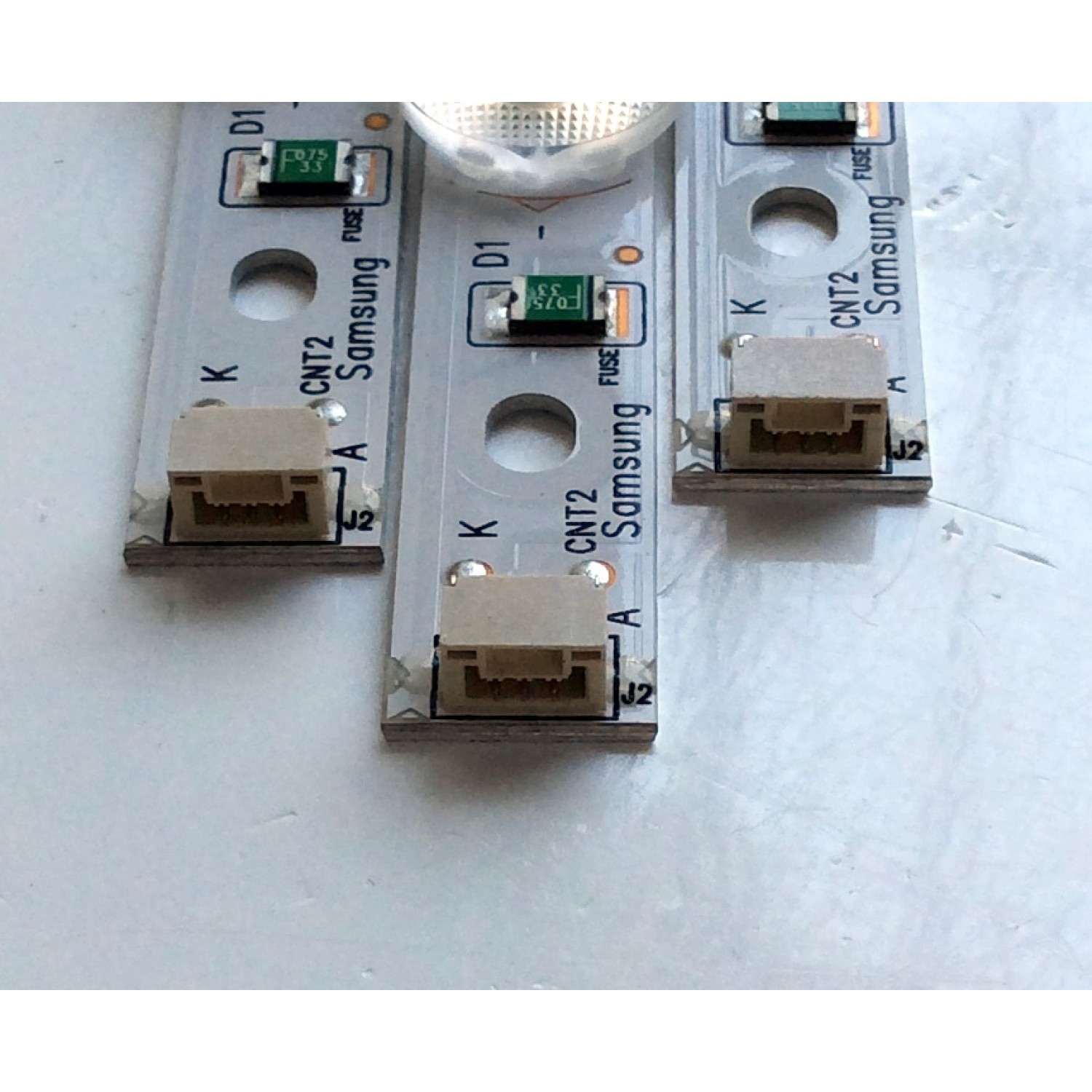 KIT DE LED´S PARA TV (3 PIEZAS) / SAMSUNG 303GC430043 / GC43D08-ZC22AG / E469119 / 2010035711-12 / 171115A2 / 344761000135000 / GC430M10 / PANEL´S BOEI430WU1 4A17B27 / HV430FHB-N1A / MODELOS UN43J5202AFXZA BZ01 / UN43M5300AFXZA BB02 / UN43J5200AFXZA - Imagen 2