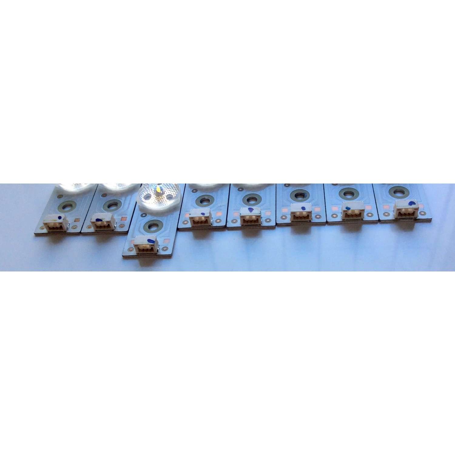KIT DE LED´S PARA TV TOSHIBA ((8 PIEZAS)) / NUMERO DE PARTE 4C-LB550T-YHK / TCL_ODM_55_D1500_8X5_3030C_V1 / 070817-UR7XGB-00614 / YHE-4C-LB550T-YHK / PANEL LVF550CSDX E11 V7 / MODELO 55L510U18 - Imagen 2