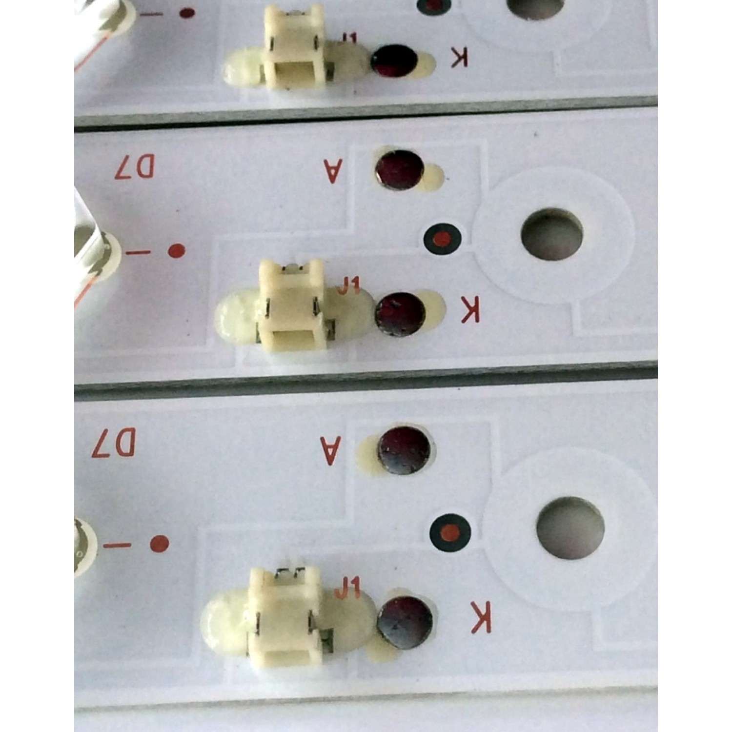 KIT DE LED´S PARA TV (3 PIEZAS) / ELEMENT KSKK32D07-ZC21FG-04 / 303KK320036 / E320262 / PY64152 / E22/E/7 / 120-125-3.9-3.0 / 2010024994-2 / 170115A5 / 21005583 / KK320M11 / PANEL HV320WHB-N81 / MD3238YTBH / MODELO ELEFW328  - Imagen 4