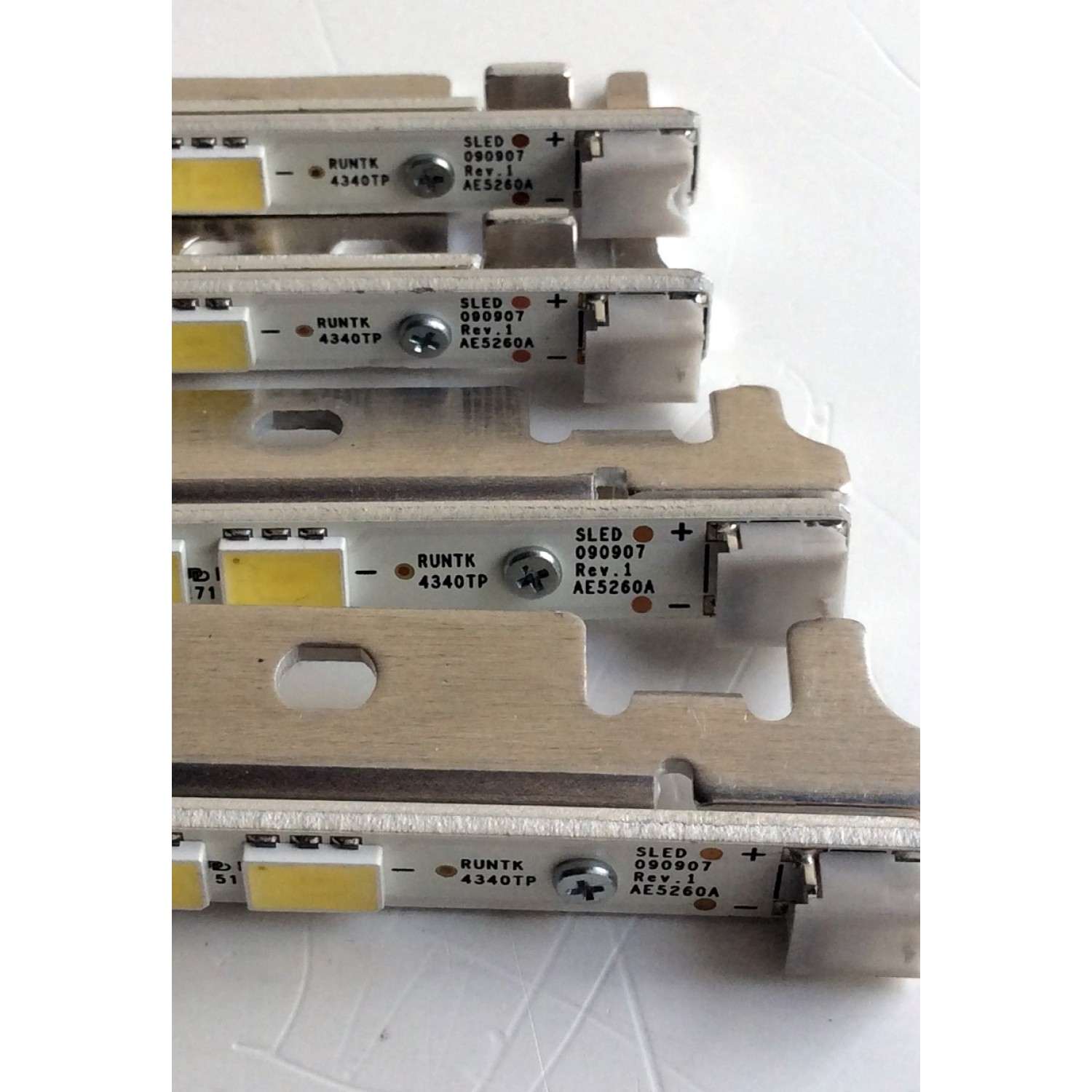 KIT DE LED´S PARA TV (4 PIEZAS) / NUMERO DE PARTE RUNTK4340TP / SLED 090907 / AE5260 /  PANEL LK520D3LB2S / MODELO KDL-52NX80 - Imagen 4