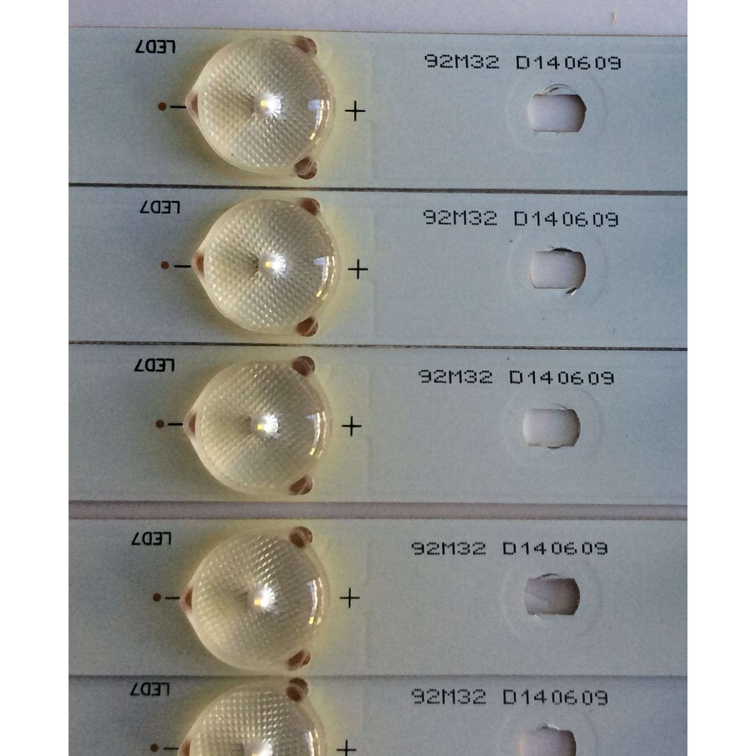 KIT DE LED´S PARA TV ( 12 PIEZAS) / RCA 01.JL.D5591235-31AS / 92M32 D140609 / D140609 / PANEL T550HVN03.3-12V / MODELO LED55G55R120Q - Imagen 2