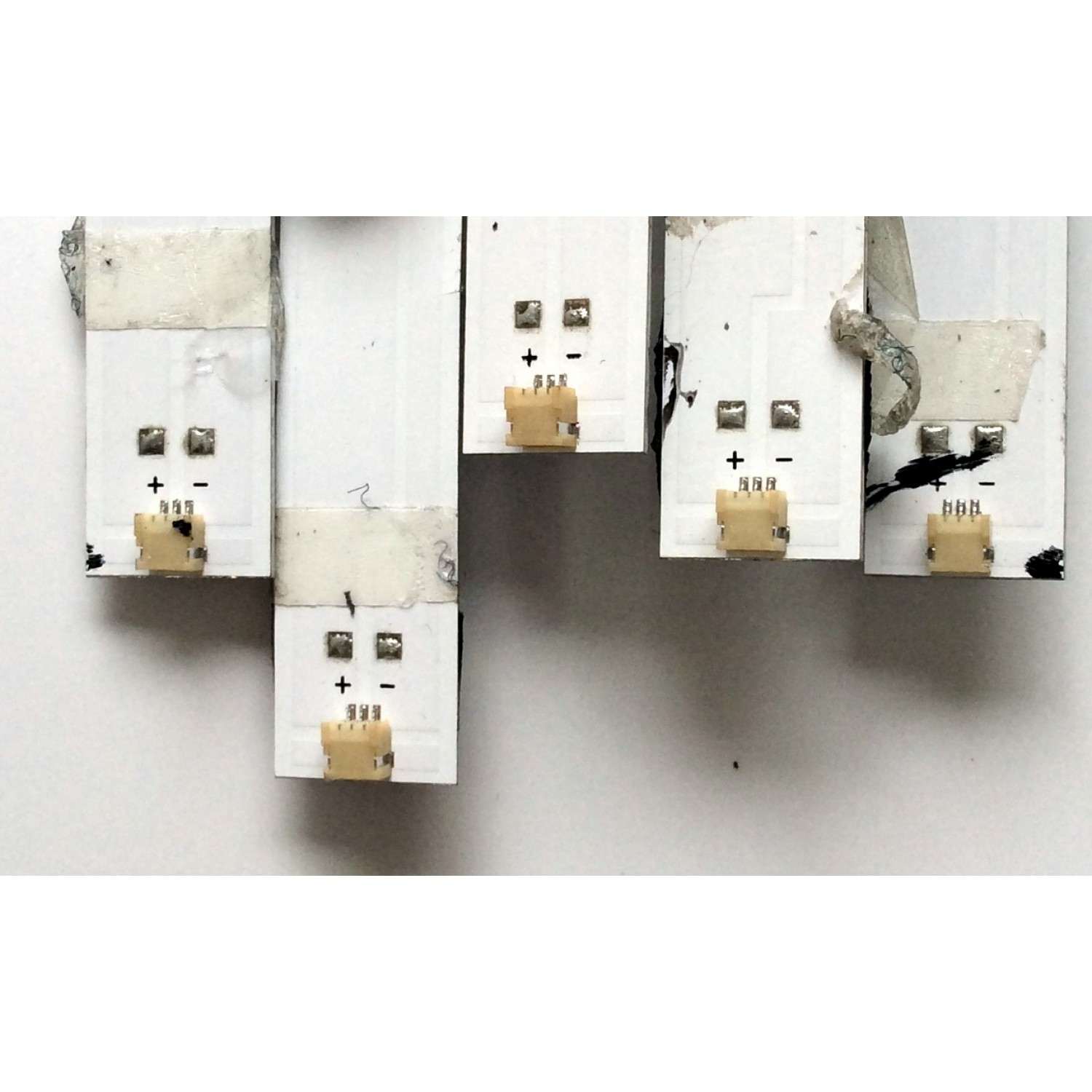 KIT DE LEDS PARA TV HISENSE ORIGINAL 5 PIEZAS / NUMERO DE PARTE 196105 / LB55143 / E469119 / PANEL HD550S1U81-L1(S0)GM\ROH / MODELOS 55R6040E / 55R7E - Imagen 4