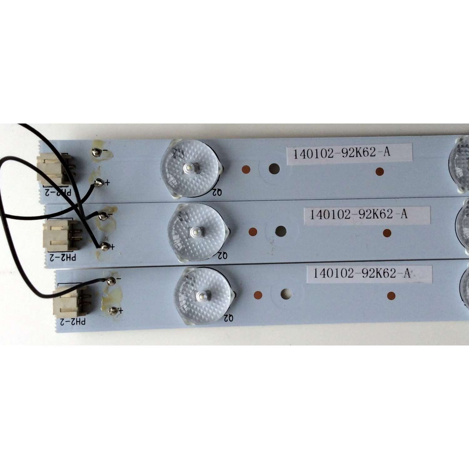 KIT DE LED'S PARA TV (3 PIEZAS) / APEX GKB7.820.3800 / 140102-92K62-A / 6KB5.948.1031 / PANEL DH3151A04 / MODELO LE3245M - Imagen 3