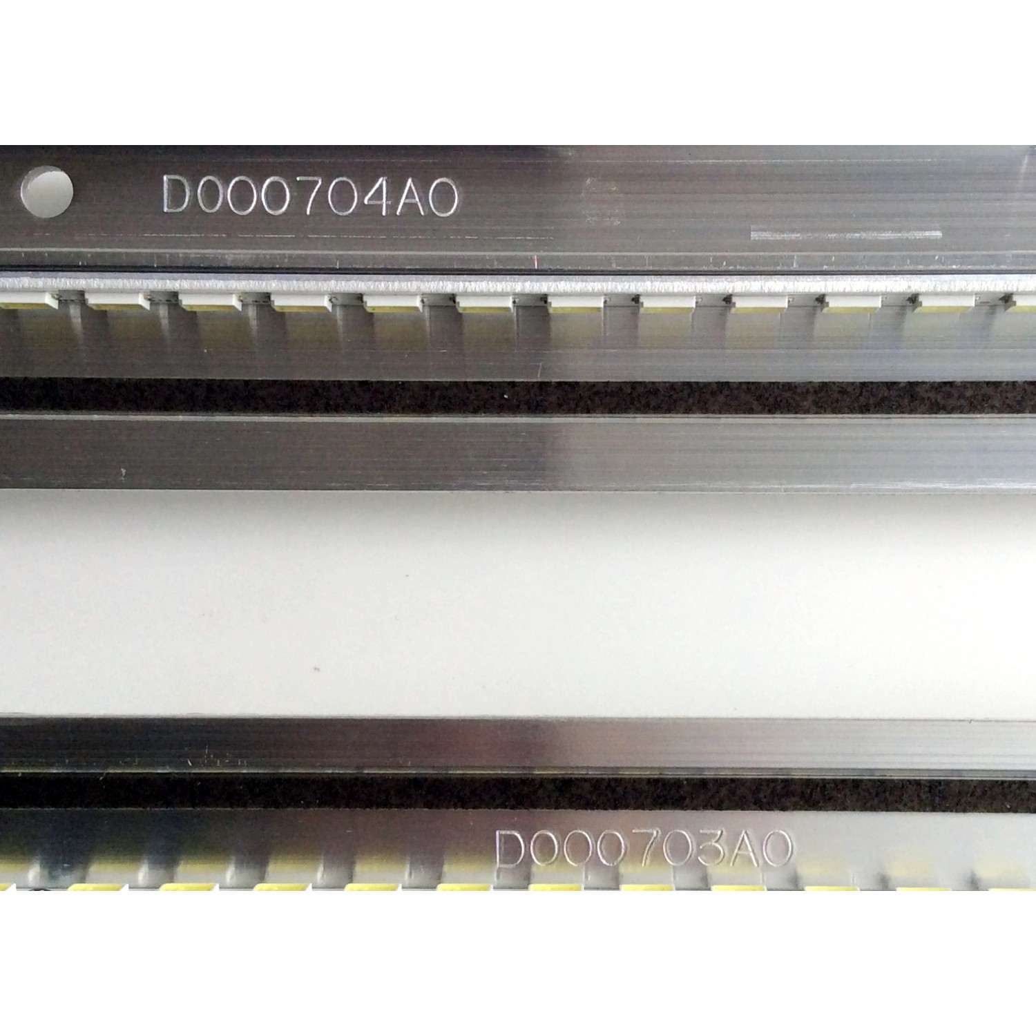 KIT DE LED'S PARA TV (2 PIEZAS) / SAMSUNG LJ64-02230A / D000703A0 / SLED SLS46_5630N LCD 120 REV1.0 100113 GA / PANEL  LTA460HJ06 / MODELOS 46PFL7705DV/F7 / LT-46164 - Imagen 4