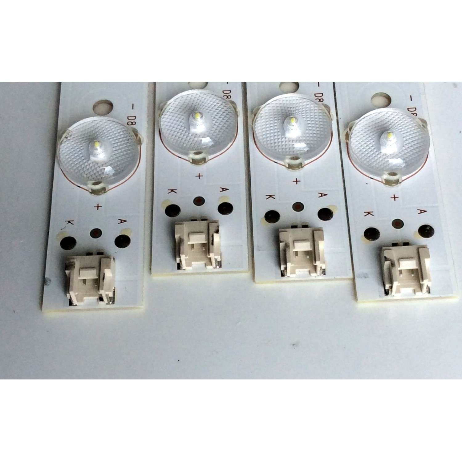 KIT DE LED'S PARA TV (4 PIEZAS) / ELEMENT 303TH390044 / 303TH390042 / PY64034 / E320262 / TFGJ39D08-ZC21FG-03 / 910-390-1019 / 910-390-1017 / TH390M13 / TH390M11 / PANEL'S T390-DXB-DLED / LC390TA2A MODELO ELEFW3916 - Imagen 4