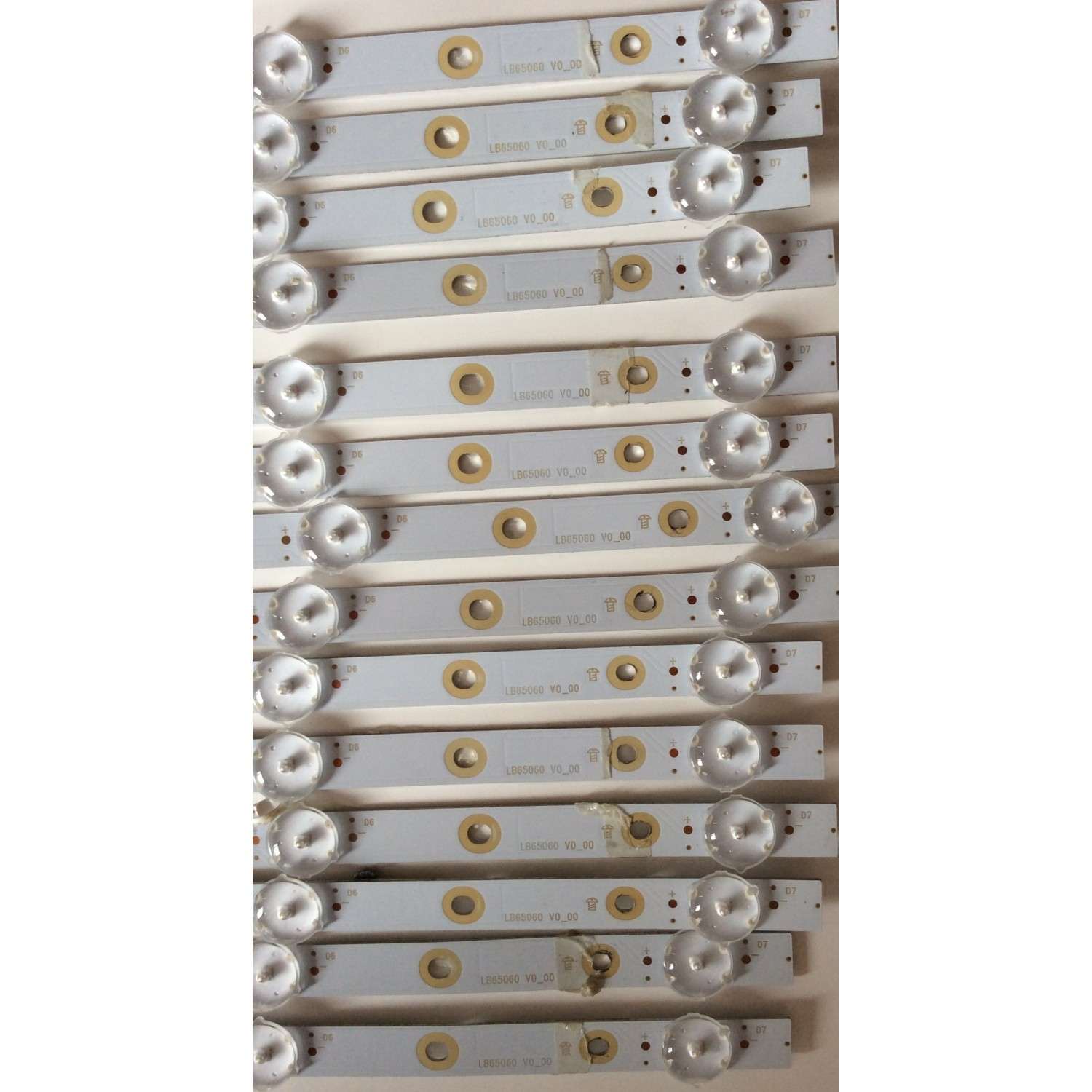 KIT DE LED'S PARA TV VIZIO (14 PIEZAS) / NUMERO DE PARTE LB65060 V0_00 / LB65060 / 201BZ07D0B33DBP00L / E465853 / PANEL TPT650UA-QVN06.U REV:S300AJ / MODELO E65-F1 - Imagen 2