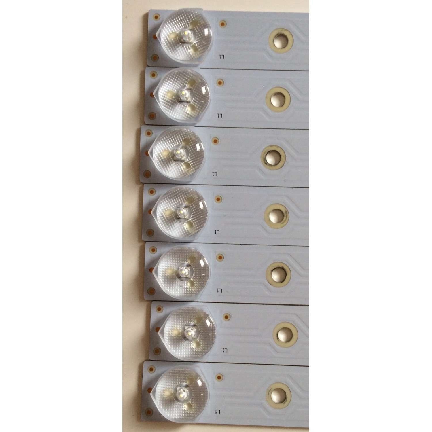 KIT DE LED'S PARA TV TCL ((INCOMPLETO 7 PIEZAS)) / NUMERO DE PARTE TOT_55D2700_UD_8X7_3030C_V1 / YHA-4C-LB3207-YH2 / 006-PK1K3465A / 30355006212E / T0T_55D2700_UD_8X7_3030C_V1 / PANEL LVU550CS0T E1 / MODELO 55US57 / 55US57TGAA - Imagen 4