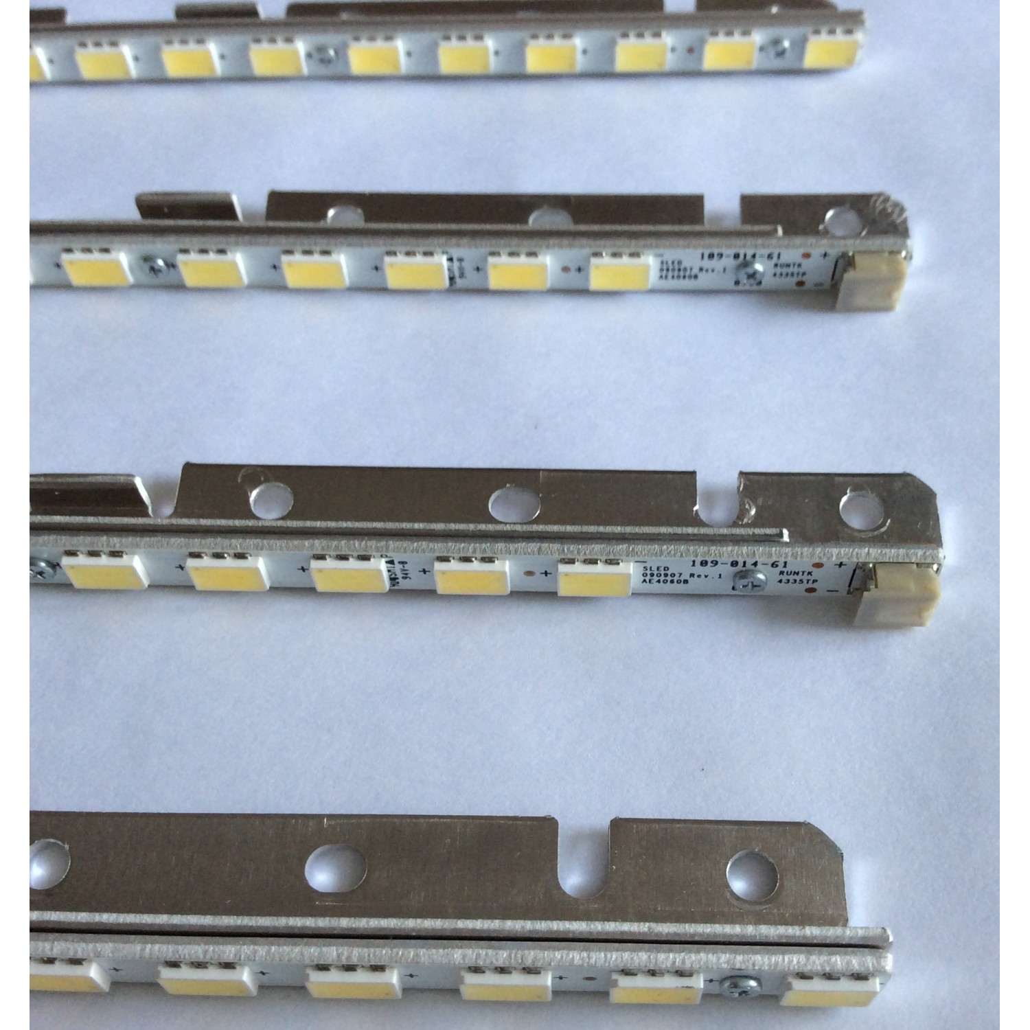 KIT DE LED´S PARA TV SHARP ((4 PIEZAS)) / NUMERO DE PARTE SLED090907 REV.1 / RUNTK4335TP / 109-014-61 / RUNTK / 4335TP / AE4060B / 090907 REV.1 / PANEL LK400D3LA4T / MODELO KDL-40EX700 - Imagen 2