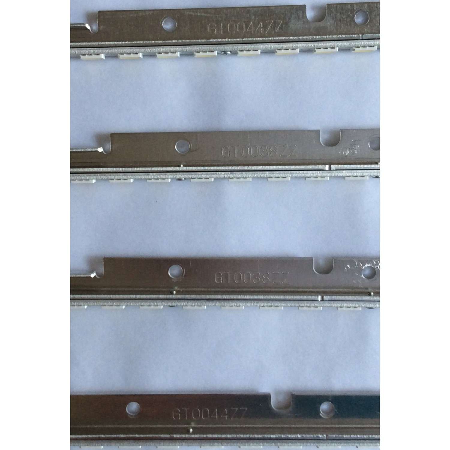 KIT DE LED´S PARA TV SHARP ((4 PIEZAS)) / NUMERO DE PARTE SLED090907 REV.1 / RUNTK4335TP / 109-014-61 / RUNTK / 4335TP / AE4060B / 090907 REV.1 / PANEL LK400D3LA4T / MODELO KDL-40EX700 - Imagen 3