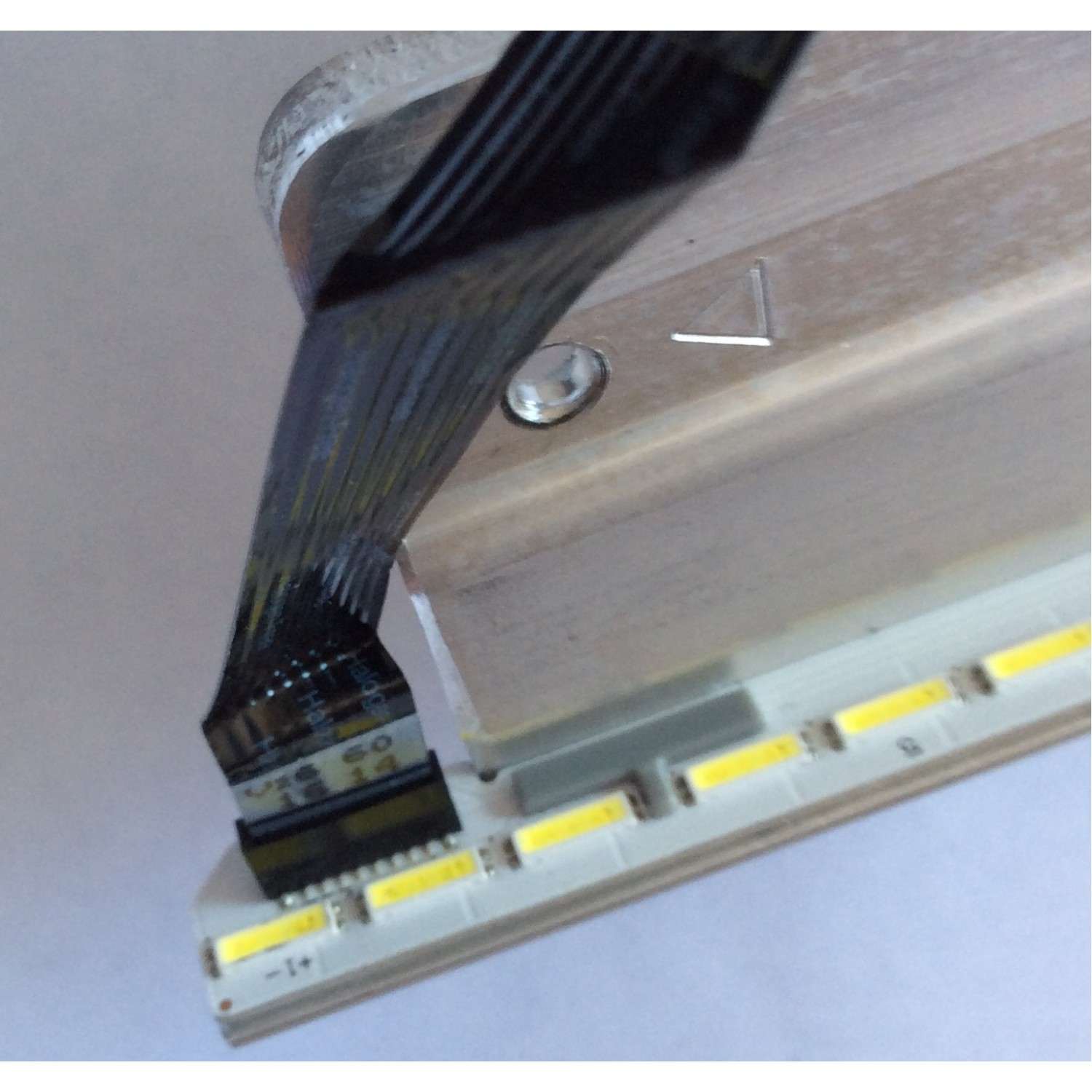 LED PARA TV (1 PIEZA) / LG / 6922L-0187A / 6916L2484A / 60" V16 ART3 2484 REV07 / MODELO 60VH7700 / ((1.32M X 12CM)) - Imagen 4