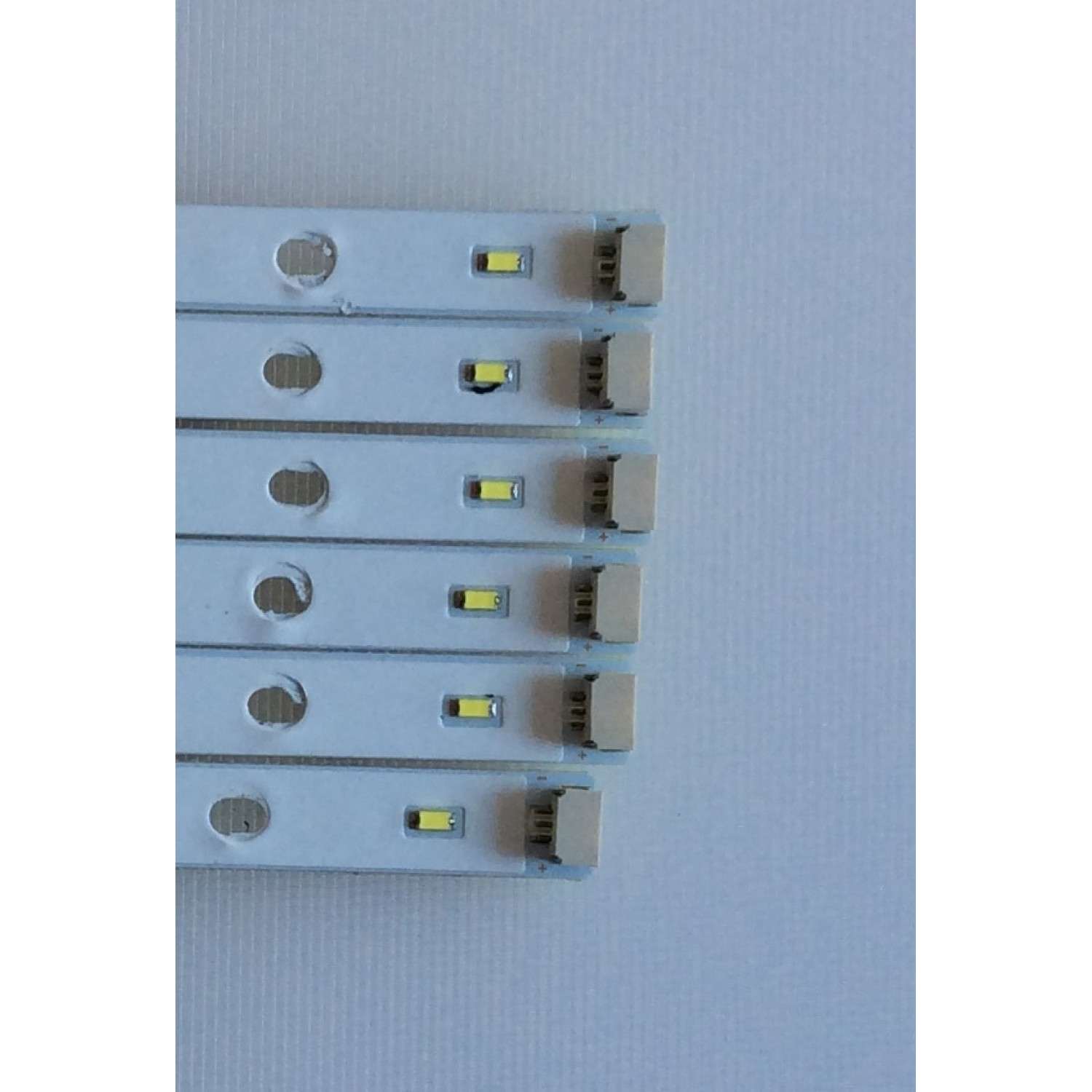 KIT DE LED'S PARA TV SEIKI ((6 PIEZAS)) / NUMERO DE PARTE 130403A09D / (01-06)130403A09D / PANEL BLD260AA01 / MODELO SE26HY10 - Imagen 2