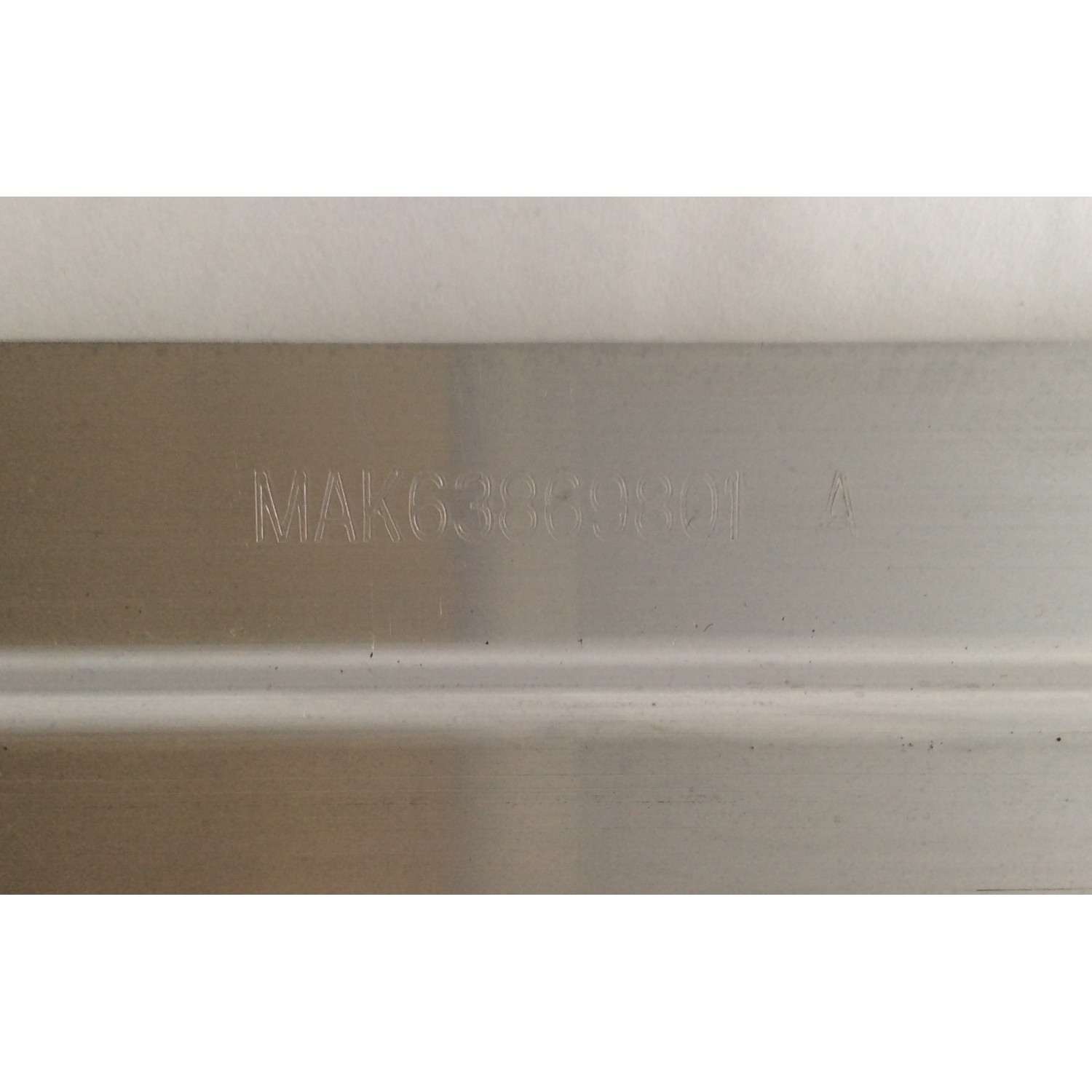 LED PARA TV LG (1 PIEZA) / NUMERO DE PARTE 55UJ65 / MAK63869801 / LGE_17Y 55UJ65 1907 54LED_L_TYPE_REV0.9 / LGE_17Y 55UJ65 1907 54LED_R_TYPE_REV0.9 / PANEL HC550EGG / HC550EGG-ABSR4-214X / MODELO 55UK6500AUA / 55UJ6540-UB / ((MEDIDAS 1.21M x 09CM)) - Imagen 3