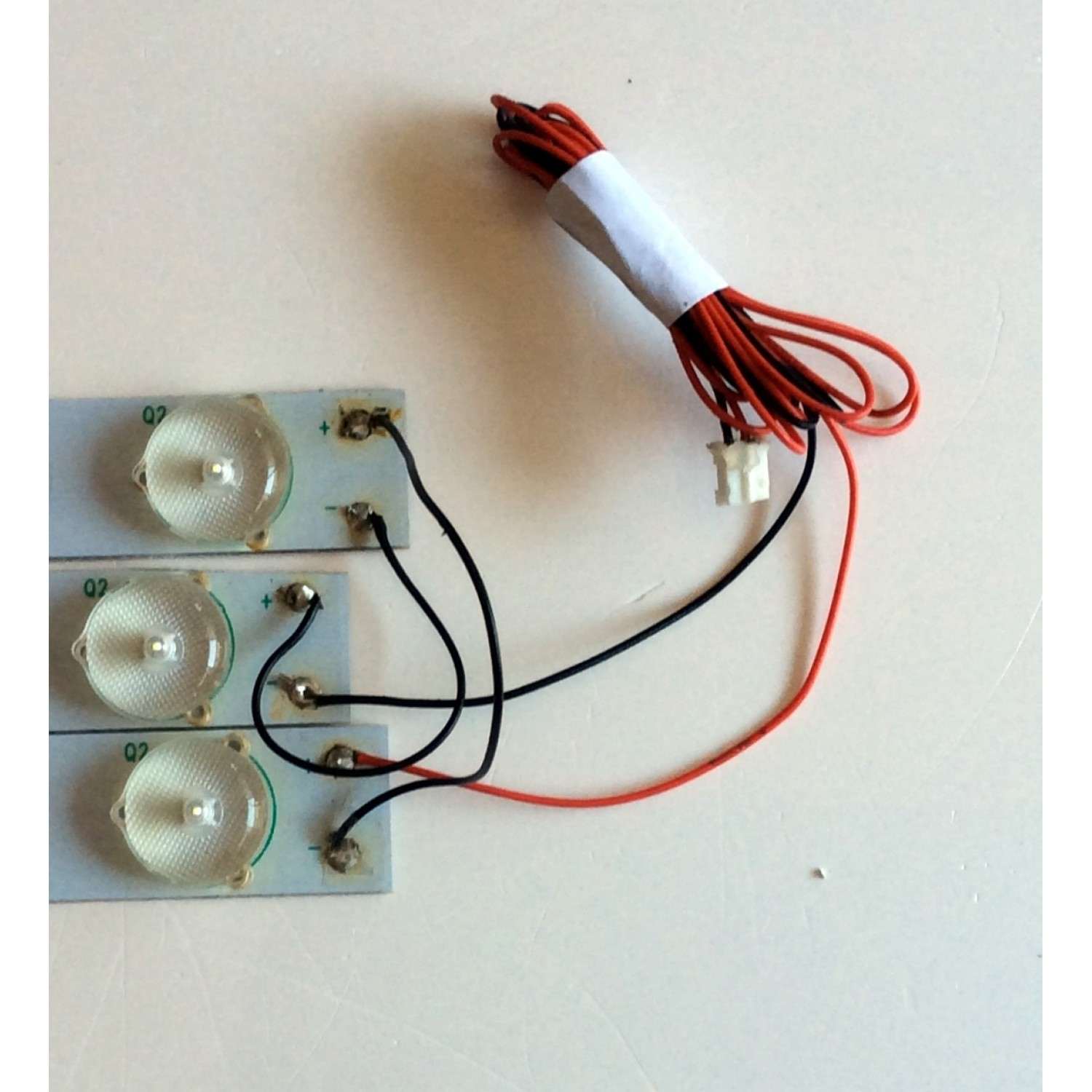 KIT DE LED´S PARA TV (3 PIEZAS) / AVERA LGL3237-3528ES-103 / C241269 / 151012-A0K30-WY-5108A-A / PANEL ST3151A04-8 / MODELO 32AER10 - Imagen 4