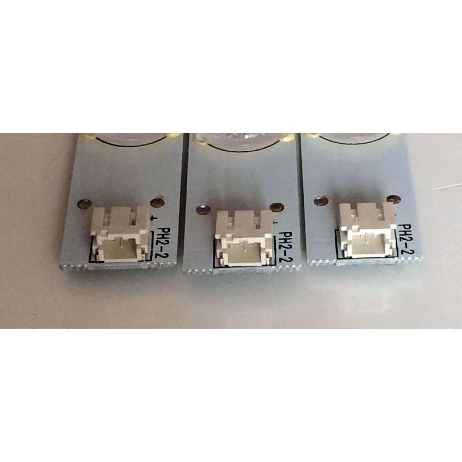 KIT DE LED´S PARA TV / NOTA IMPORTANTE:KIT CUENTA ORIGINALMENTE DE 4 PIEZAS (INCOMPLETO SOLO 3 PIEZAS) / ELEMENT GKB7.820.3806 / 40525-A3-F-92M30-J / 140526-96M32-JMD-168-Z1-B / PANEL´S D400D3-GG54-C0X / V400HJ6-PE1 / LC400J6E1K / MODELO ELEFW408 D140027 - Imagen 2
