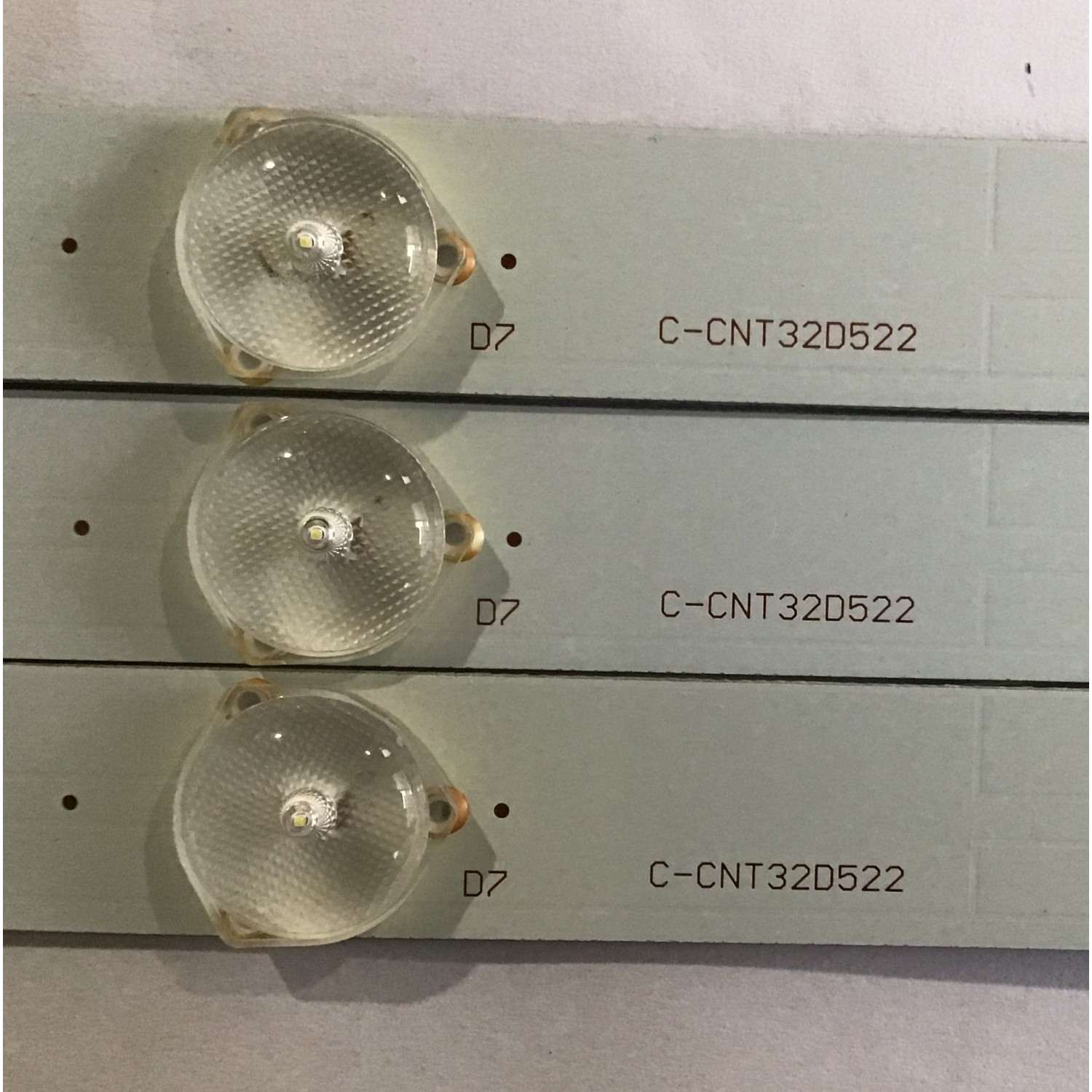 KIT DE LED´S PARA TV JVC (3 PIEZAS) / C-CNT32D522 / 180.DT0-321900-0H / A2CC / PANEL CX315DEDM / MODELO LT-32DE75 - Imagen 3
