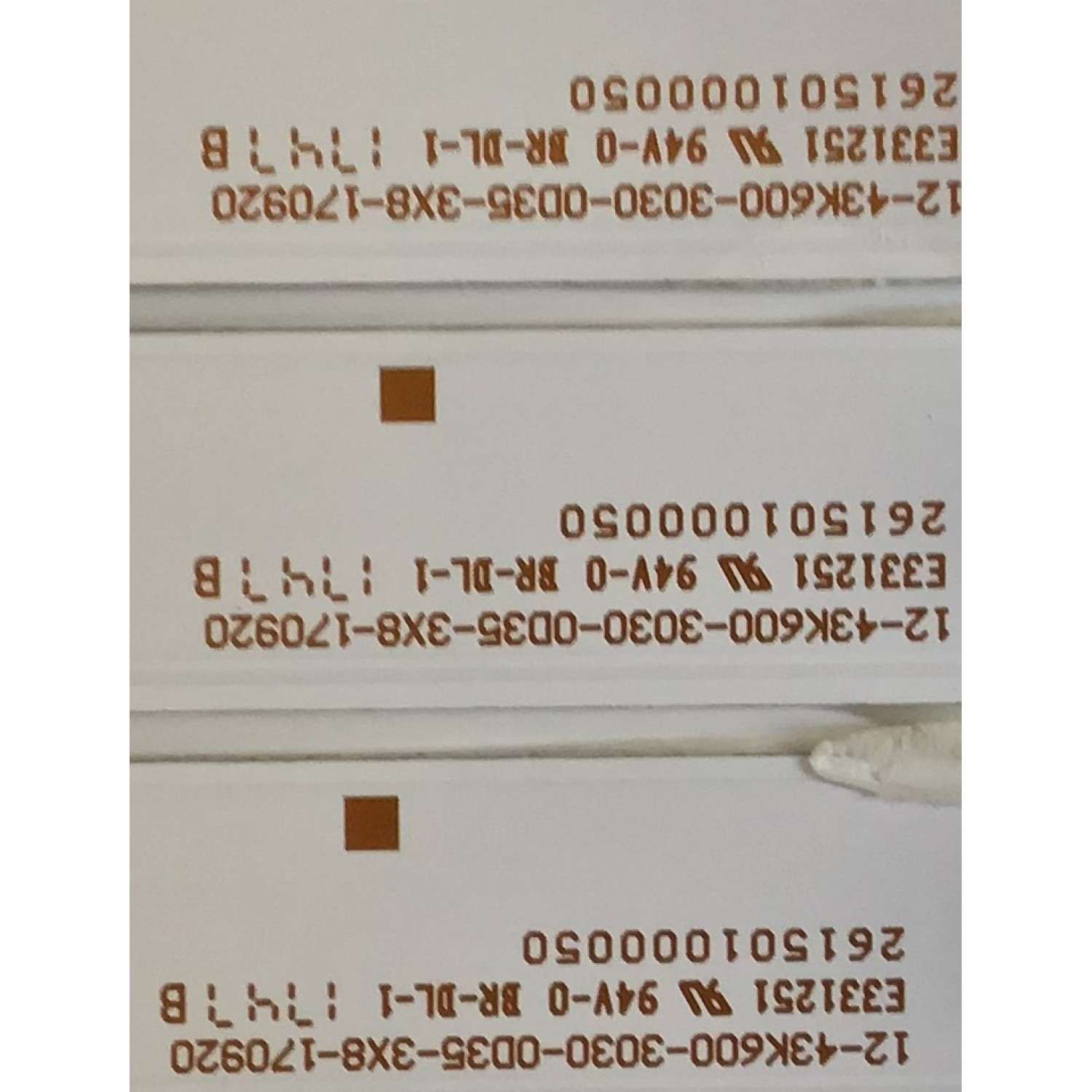 KIT DE LEDS PARA TV ONN ((3 PIEZAS)) / 261501000050 / 12-43K600-3030-0D35-3X8-170920 / 170920 / 75 2M00 3 17 1118 0004 / PANEL HV430FHB-N10 / MODELO OMC18TV002 - Imagen 2
