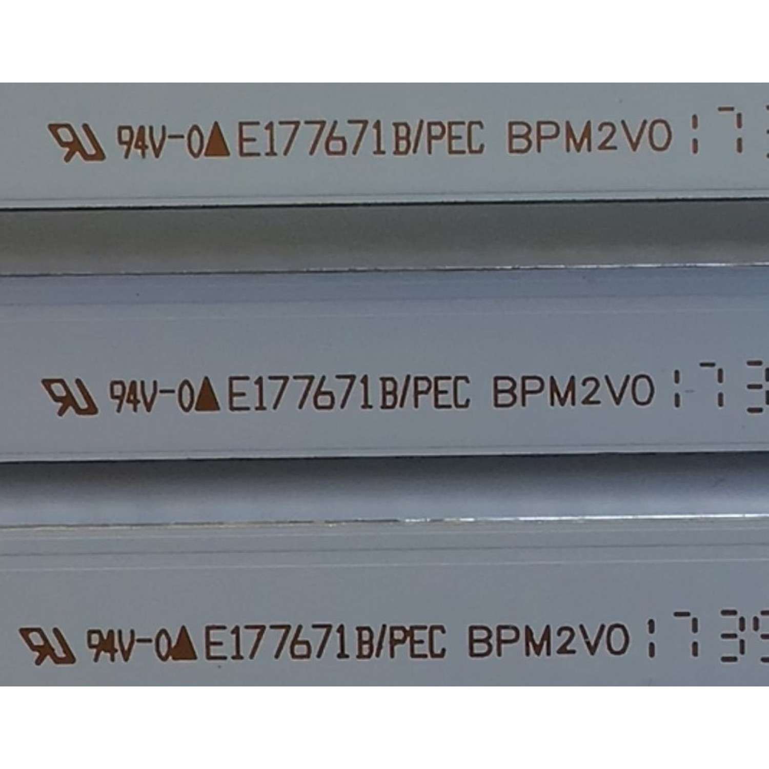 KIT DE LED'S PARA TV POLAROID (3 PIEZAS) / NUMERO DE PARTE  DLED43KJAH  3X8 / BPM2V0 / E177671B/PEC / 21006313 / M208/A4/H / PANEL LC430EGY (SK)(M3) / MODELO PTV43174KILED - Imagen 2