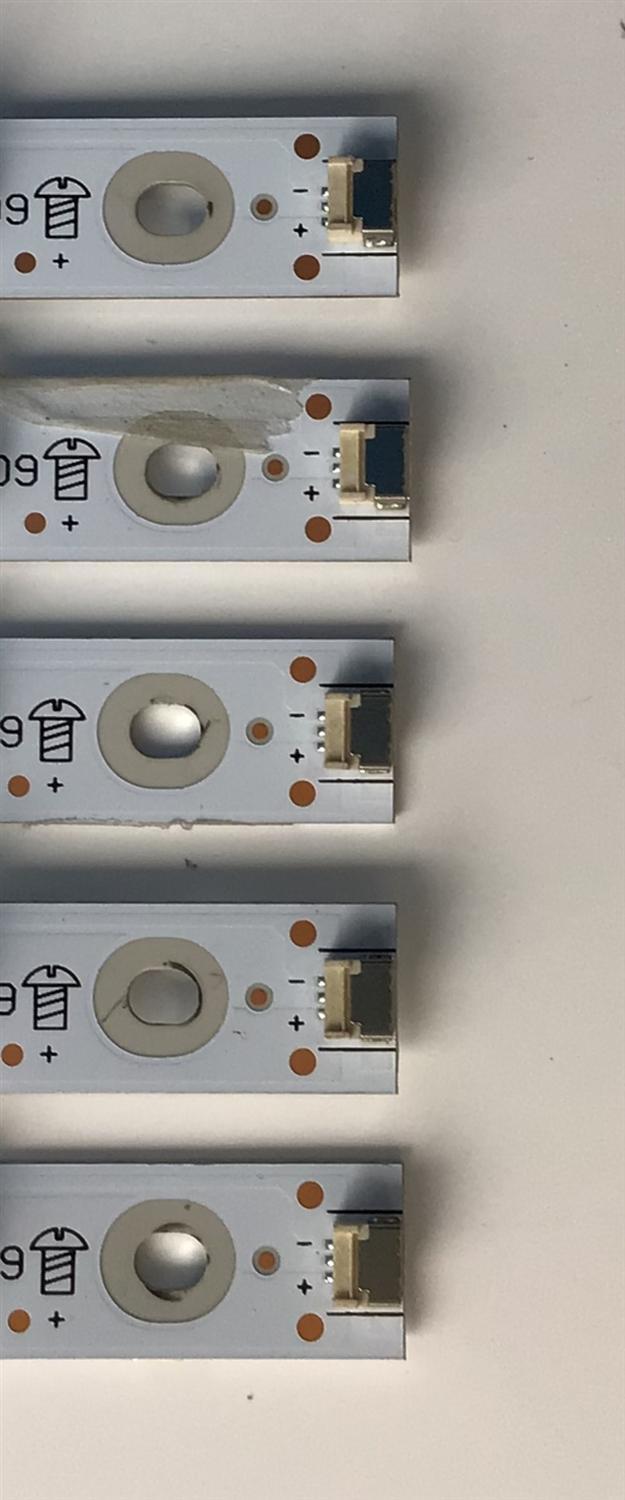 KIT DE LED'S PARA TV INSIGNIA (5 PIEZAS) / NUMERO DE PARTE LB-DM3030-GJBBY555X9BB19-2-J / 210BZ09D0B33LBM0BX / 28T0T33FBW7N / 55B19-1 / PANEL TPT550U2-D132.L REV:S21C / TPT550U2-D132.L REV:S21B / MODELO NS-55DF710NA21 - Imagen 2