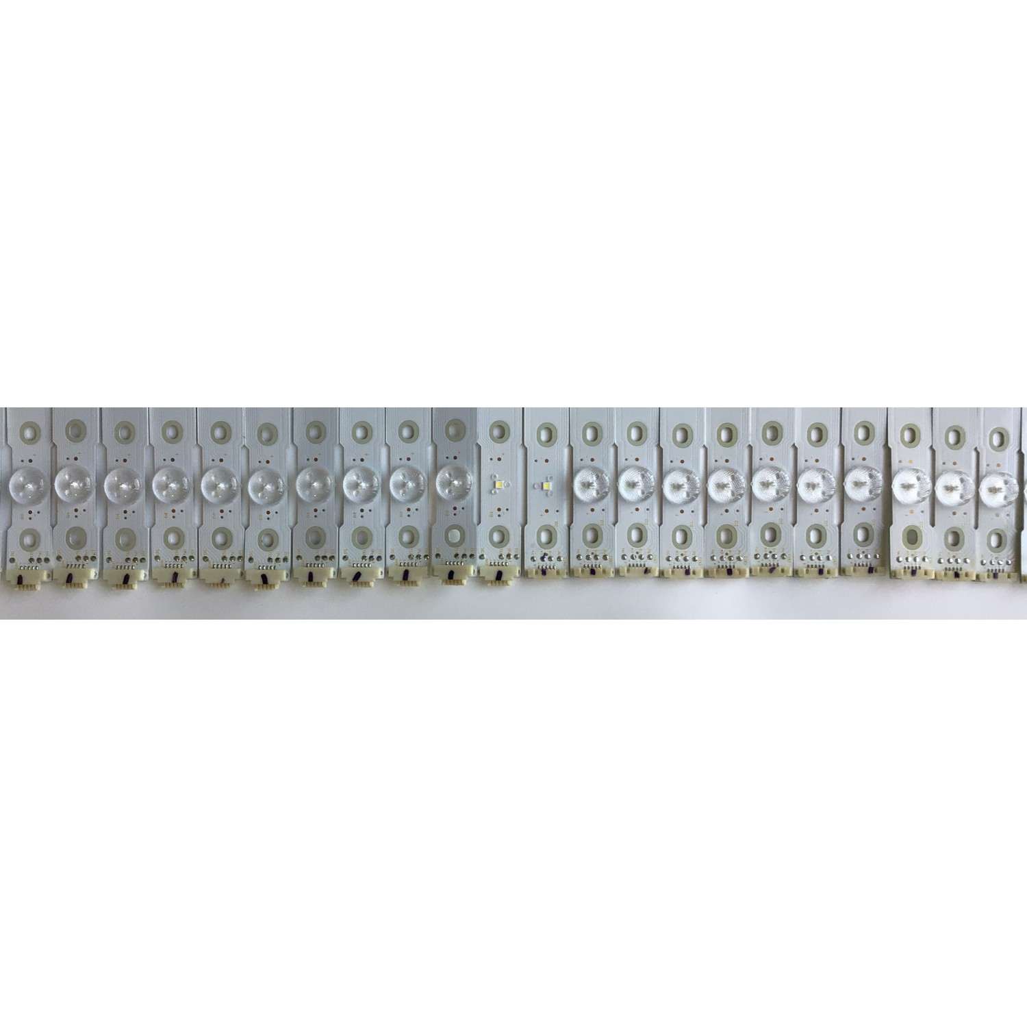 KIT DE LED'S PARA TV SAMSUNG (26 PIEZAS) / NUMERO DE PARTE LB85005 / LB85005 V1 03 / LB85005 V0 02 / 3HC12HC12 / JX85T06005 / PANEL T850QVF03.0 / T850QVF03.1 / MODELO XBR-85X900F / XBR85X900F   - Imagen 2