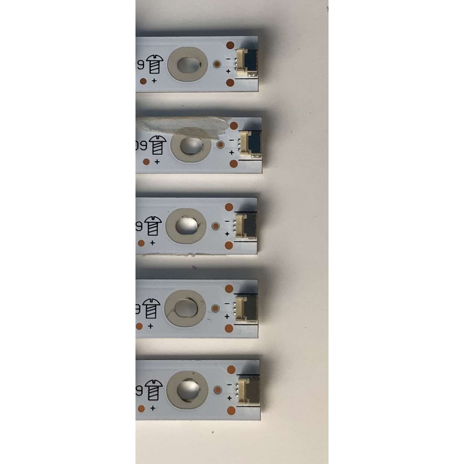 KIT DE LED'S PARA TV INSIGNIA (5 PIEZAS) / NUMERO DE PARTE LB-DM3030-GJBBY555X9BB19-2-J / 210BZ09D0B33LBM0BX / 28T0T33FBW7N / 55B19-1 / PANEL TPT550U2-D132.L REV:S21C / TPT550U2-D132.L REV:S21B / MODELO NS-55DF710NA21 - Imagen 2