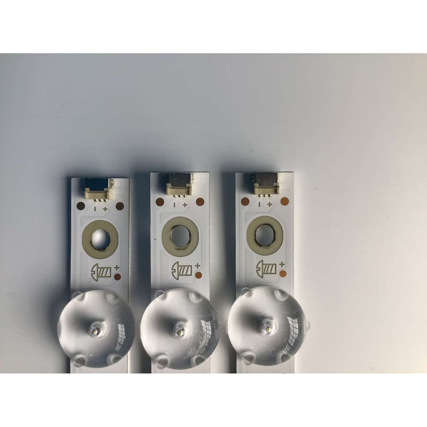 KIT DE LED'S PARA TV INSIGNIA (3 PIEZAS) / NUMERO DE PARTE LB-GM3030-GJBBY3153X7AT92-T / GM3030 / GJBBY3153X7AT92 / 210BZ07D0B334DC06X / 32BC09 / PANEL TPT320B5-HIF01.D / MODELO NS-32DF310NA19 - Imagen 3