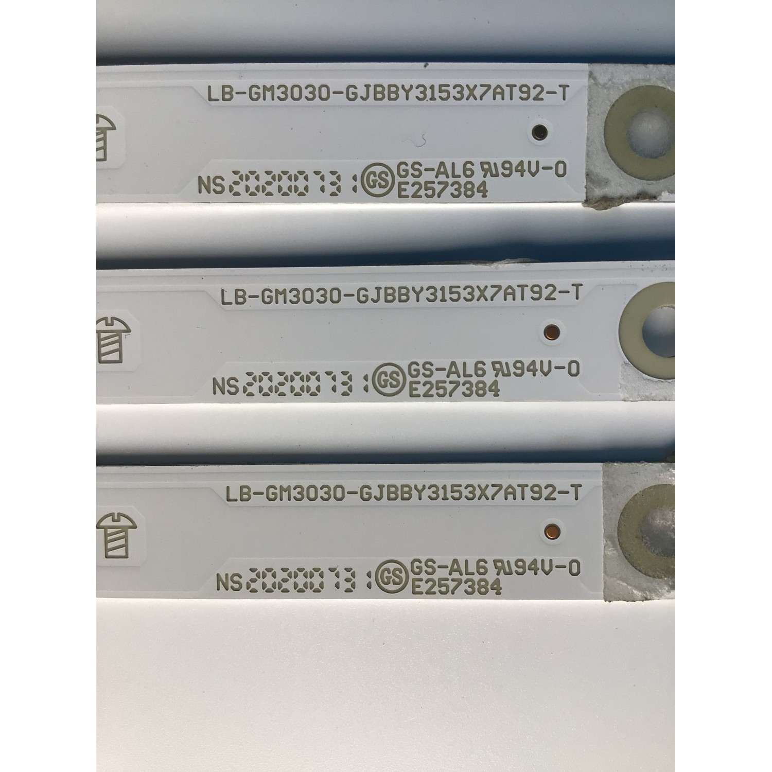 KIT DE LED'S PARA TV INSIGNIA (3 PIEZAS) / NUMERO DE PARTE LB-GM3030-GJBBY3153X7AT92-T / GM3030 / GJBBY3153X7AT92 / 210BZ07D0B334DC06X / 32BC09 / PANEL TPT320B5-HIF01.D / MODELO NS-32DF310NA19 - Imagen 2