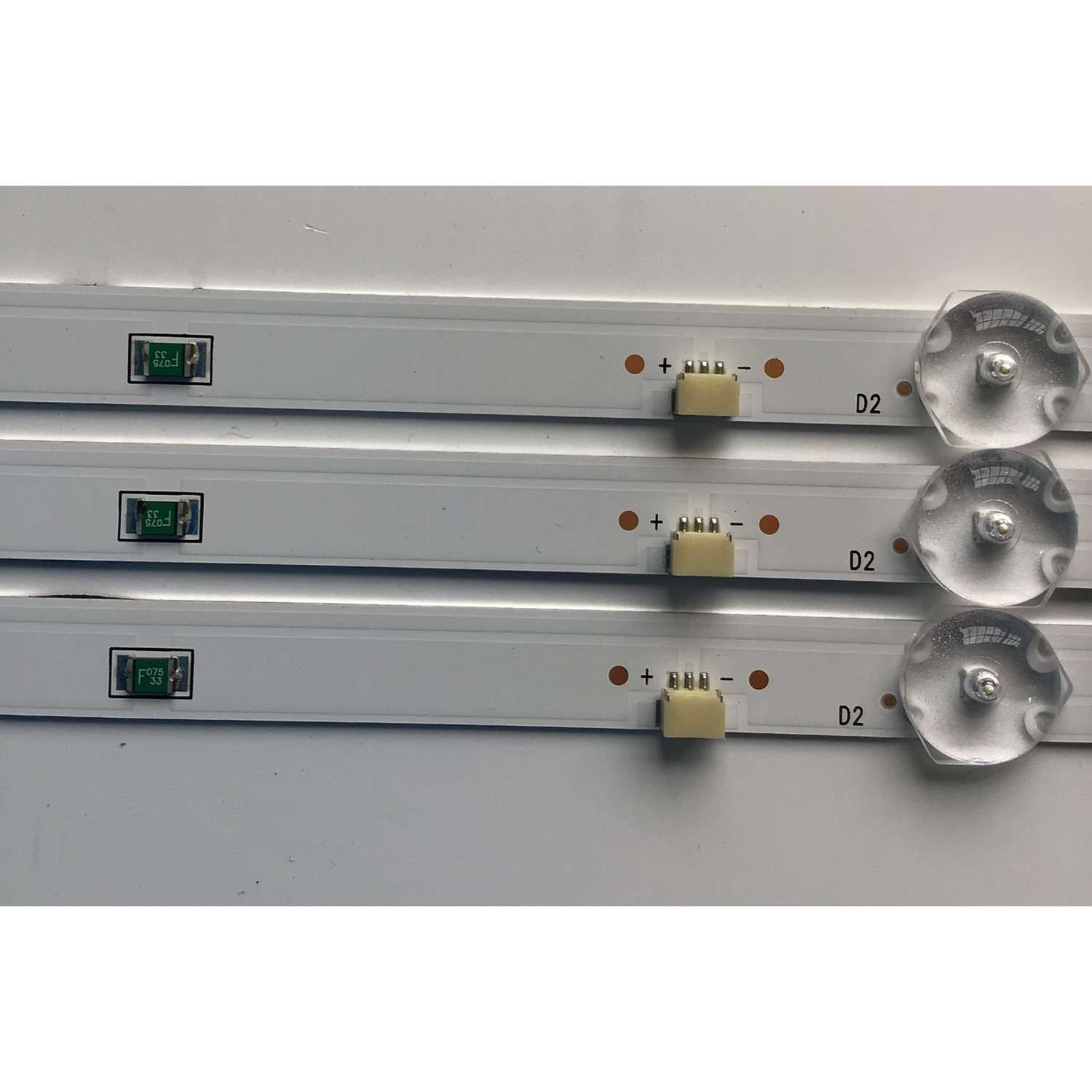 KIT DE LED'S PARA TV SAMSUNG (3 PIEZAS) / NUMERO DE PARTE BP32FHD3030030502K / CRH-BP32FHD3030030502K-REV1.2 / 0981010FFC87 / PANEL T320HVN05.4 / MODELO UN32N5300AFXZA / UN32N5300AFXZA VD04 - Imagen 2