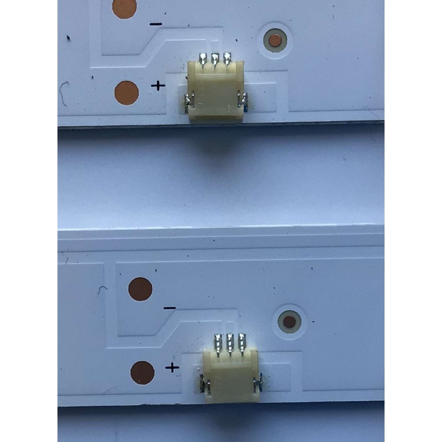 KIT DE LED'S PARA TV HISENSE (2 PIEZAS) / NUMERO DE PARTE HD425X1U81-T0L3+2019110801+SVH425A11 / ZD_SSC_D425_2X14_01_ RFE30_V1.2_20191108 / HIP7.820.150 / 1232141 / E466169 / PANEL HD425X1U51-T0L3/S0/GM/R0H / MODELO 43R6090G5 - Imagen 3