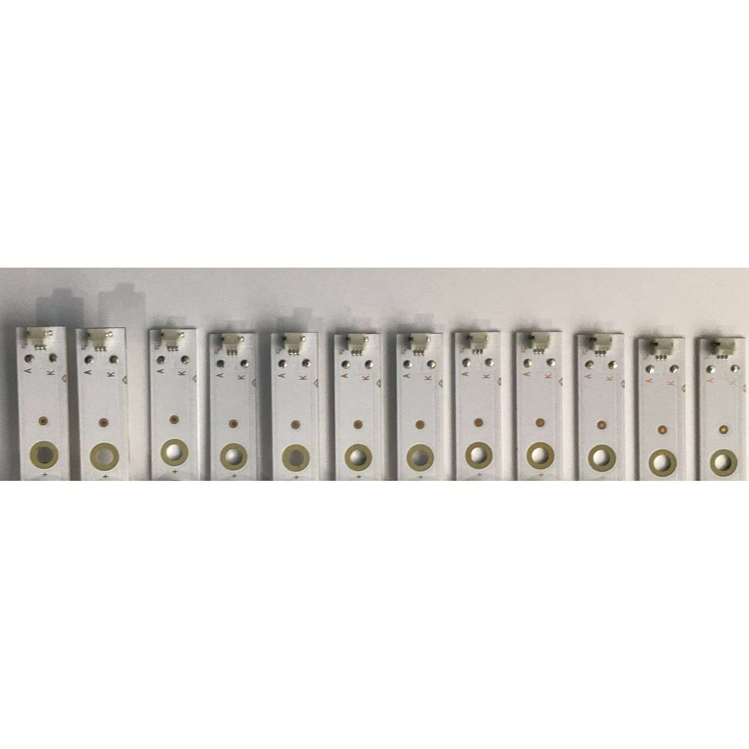 KIT DE LED'S PARA TV ELEMENT (12 PIEZAS) / NUMERO DE PARTE 303TH500060 / TFMT50D07-ZC22AG-01 / TH500M34 / PANEL T500-0UK-DLED / MODELO EL4KAMZ5017T - Imagen 2