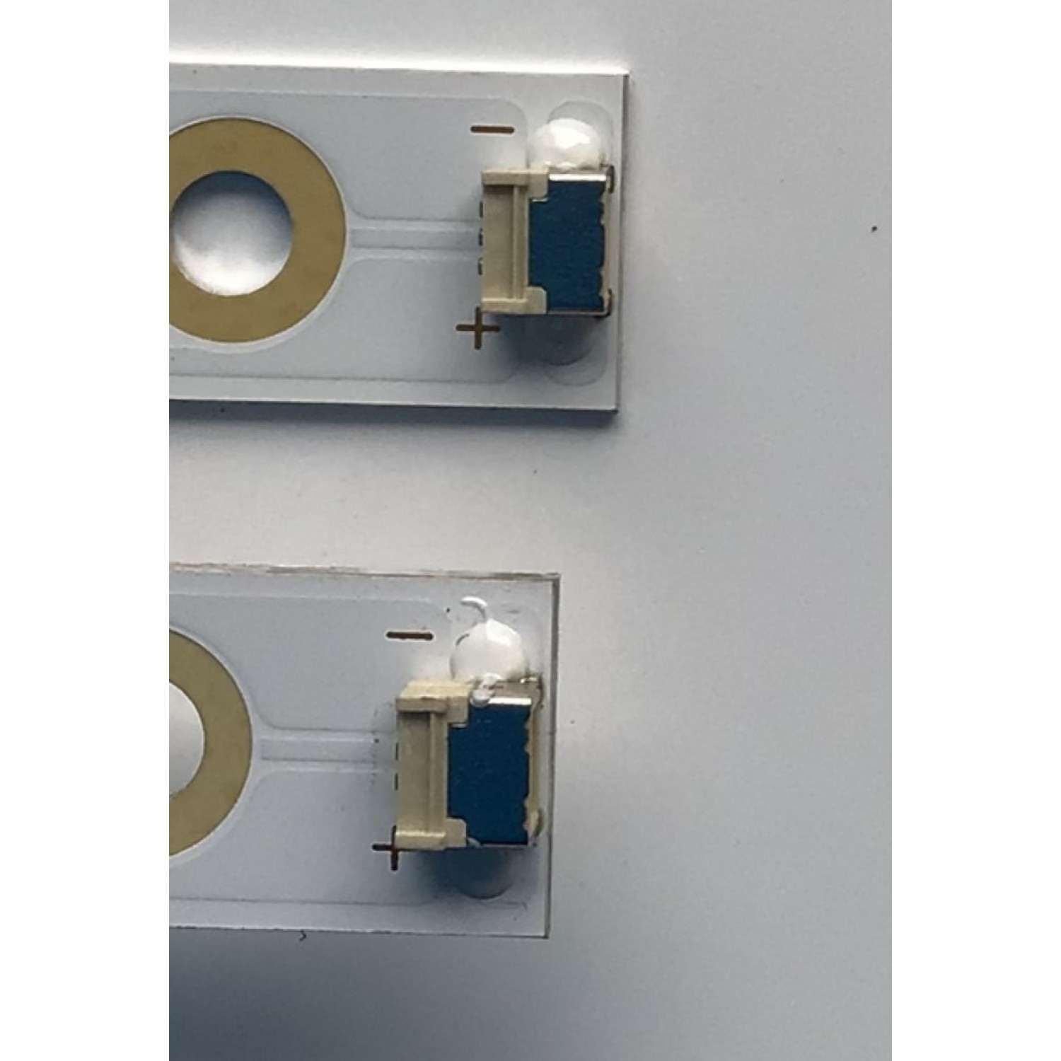 KIT DE LED'S PARA TV VIZIO (2 PIEZAS) NUMERO DE PARTE SSC_TPV_32D3X3_2X6_2W_MCPCB / SSC_TPV_32D3X3_2X6_2W_MCPCB_12MM_V0 / K155B6BV32 1K / 210BZ06D0B33TBCC 1B / PANEL  TPT320B5-HVN05.A REV:S601C / MODELO D32F-G1 - Imagen 2