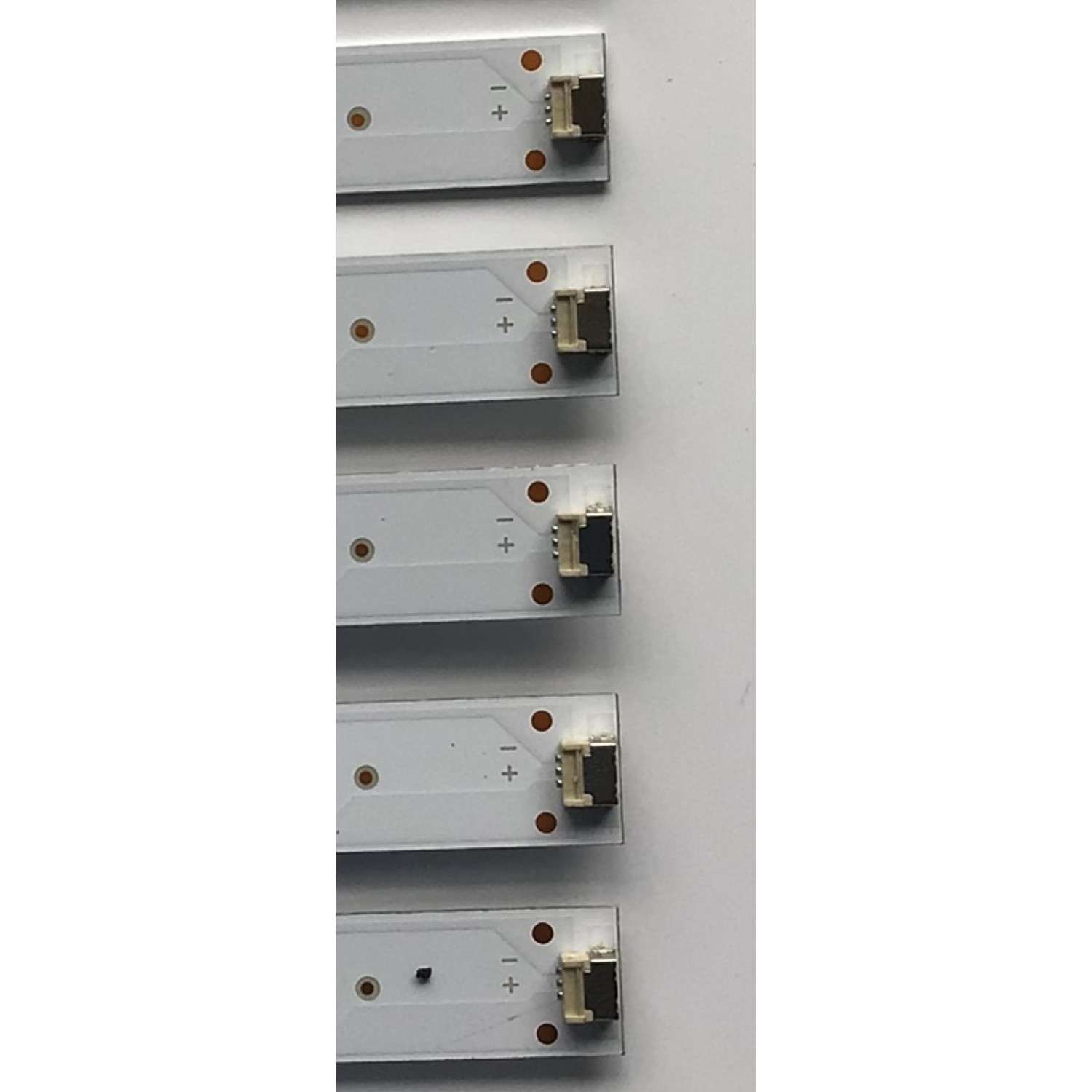 KIT DE LED'S PARA TV INSIGNIA (12 PIEZAS) / NUMERO DE PARTE GJOD227012XBB09 / LB-GM3030-GJOD227012XBB09-S / NS0323 / 210BZ06D0B334BT00X / 70BB09 / PANEL TPT700B5-U1T01 / MODELO NS-70DF710NA21  - Imagen 2