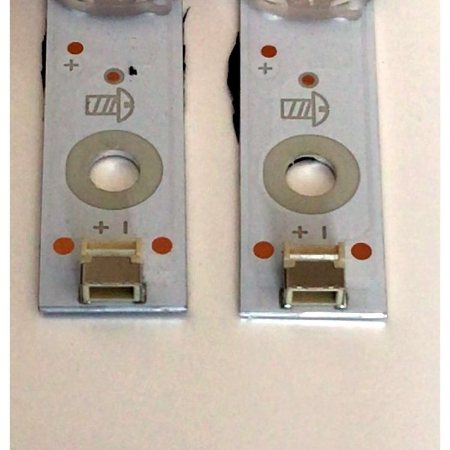 KIT DE LED'S PARA TV VIZIO (2 PIEZAS) / NUMERO DE PARTE GJVIZIO322X6VB39 / LB-DM3030-GJVIZIO322X6VB39-J / LB-DM3030-GJVIZIO322X6VB39-T / 210BZ06D0B334BC05X / 32VB39 / PANEL TPT315B1-1B01.L S22A / MODELO D32F-G1 - Imagen 2