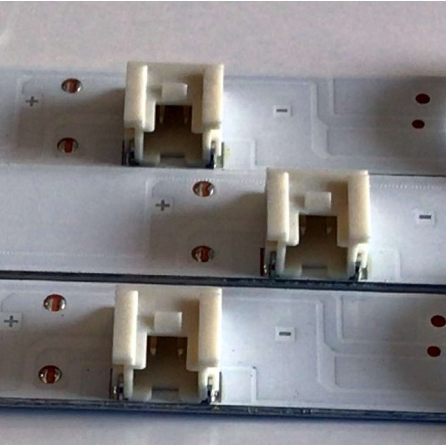 KIT DE LED'S PARA TV ELEMENT (3 PIEZAS) / NUMERO DE PARTE B-CNCF40D902 / 910-400-1052 / C003 / BA22-M150-H-W50/201/20170428/34170 / 4413U47D / PANEL T400-V35-DLED / MODELOS ELFW4017 / ELFW4017 C7F1M0 - Imagen 2