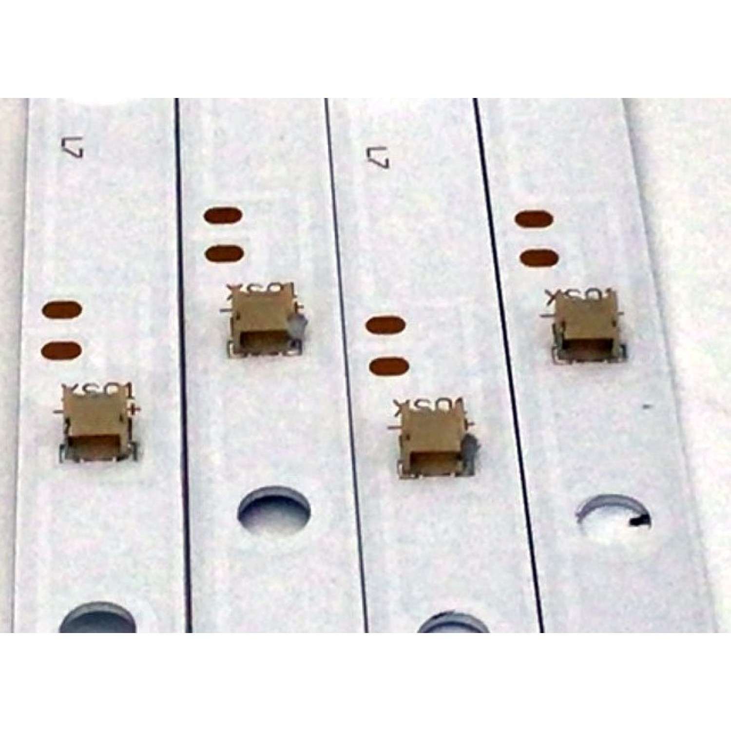 KIT DE LED'S PARA TV ELEMENT (4 PIEZAS) / NUMERO DE PARTE DLED50XMDG / DLED50XMDG 4X9 1005 / 50VD7 / A050150VD7040901 / PANEL CV500U1-T01 / MODELOS E2SW5018 / E25W5018  K8ACM - Imagen 2