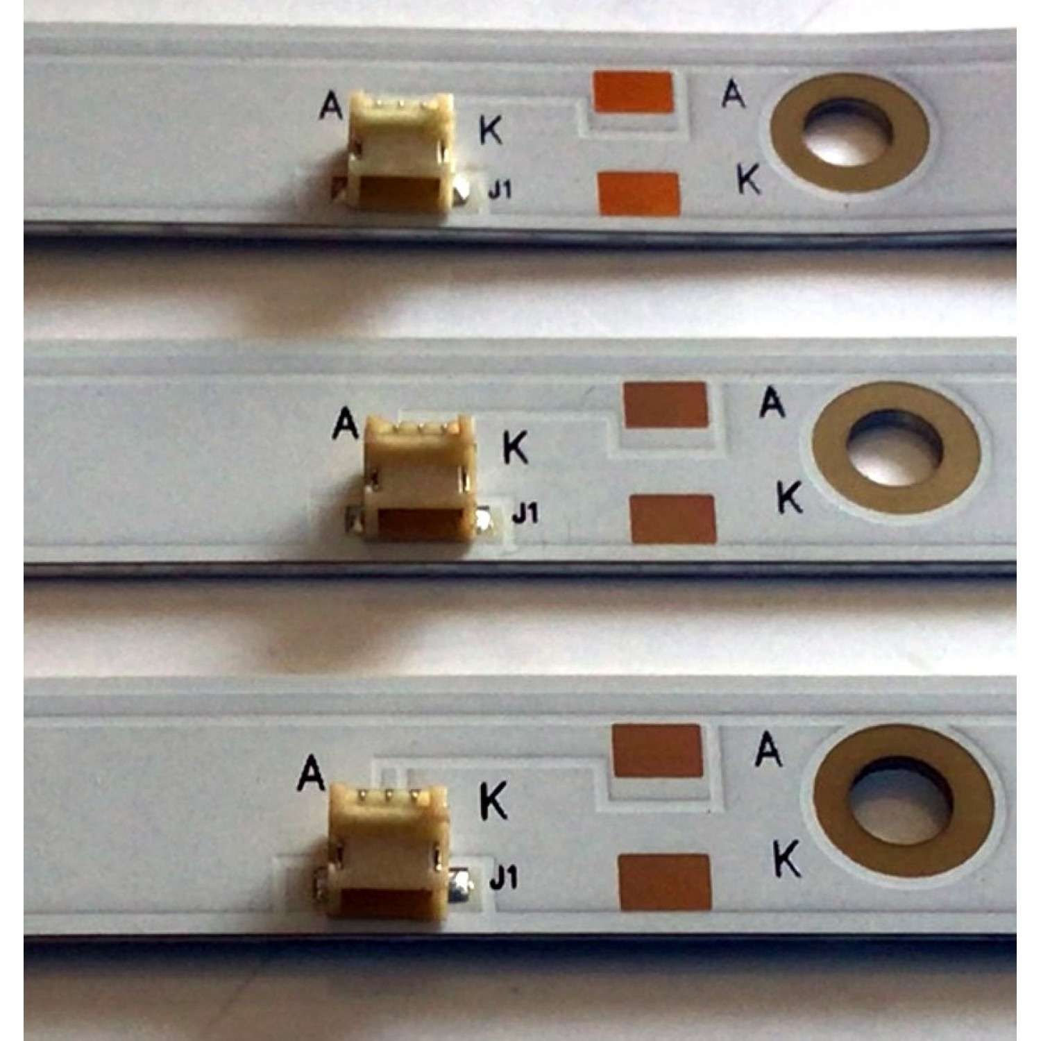 KIT DE LED'S PARA TV INSIGNIA (3 PIEZAS) / NUMERO DE PARTE 30339007043 / 30339007043D / LED39D07-ZC26AG-05 / 39000M82 / 25737A / 200520BB07 / PANEL LC390TA2A / MODELO NS-39DF310NA21 - Imagen 4