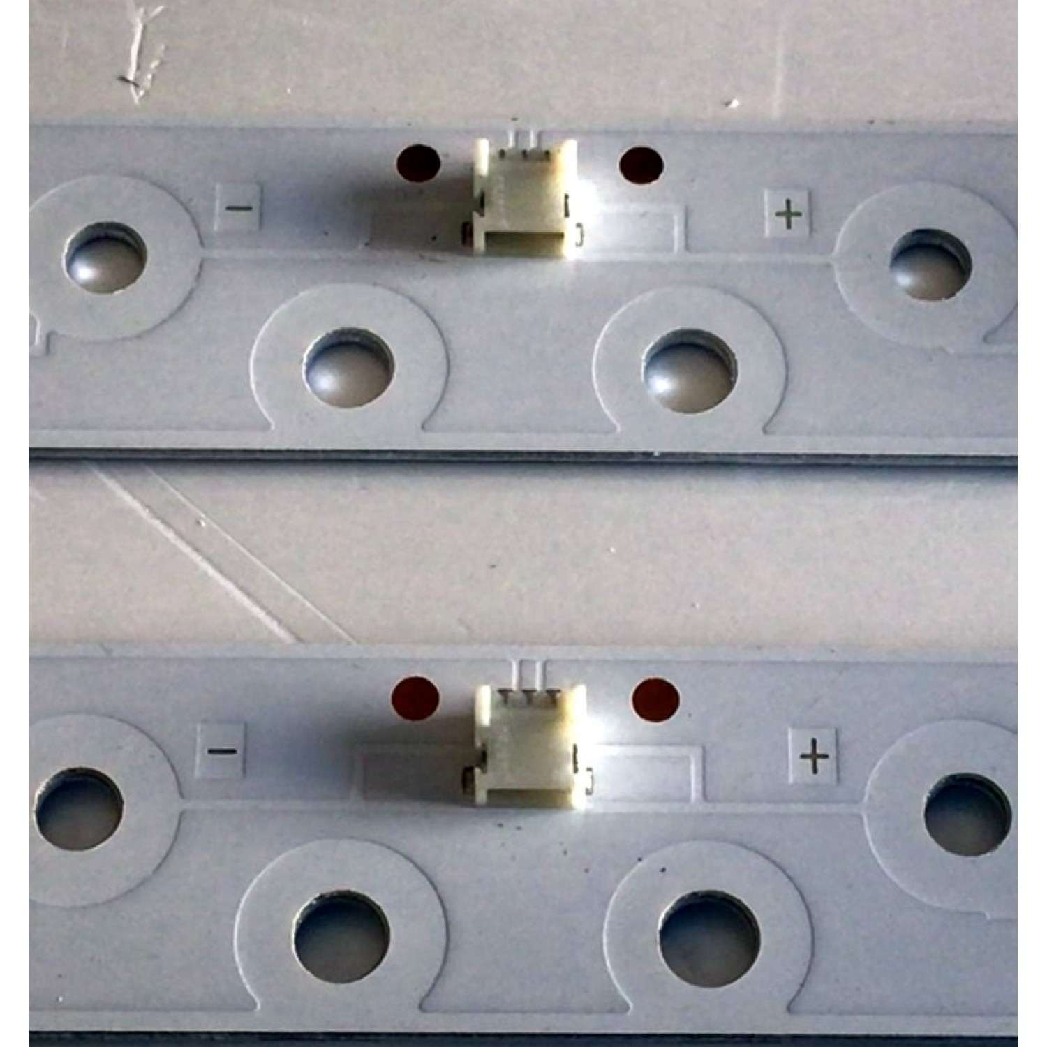 KIT DE LED'S PARA TV ELEMENT / PROSCAN (2 PIEZAS) / NUMERO DE PARTE CRH-K32K6003030T020672M / CRH-K32K6003030T020672M-REV1.2W / L06Y166J51EDB17CEK / 8149010632042 / PANEL CN320CN7260 / MODELOS ELEFW328 / ELST3216H H7B9M / PLDV321300 A1703 / IM-49US820 - Imagen 3