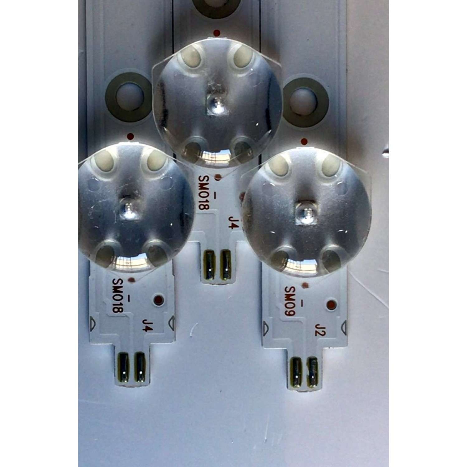 KIT DE LEDS ORIGINAL PARA TV ONN 3 PIEZAS / NUMERO DE PARTE LED50D09A-ZC62AG-02 / 30350009207 / LED50D09A-ZC62AG-02A / 30350009207A / LED50D09A-ZC62AG-02D / 30350009207D / PANEL V500DJ7-QE1 / MODELOS 100012585 / 100097811 / E4AA50R / RTRU5027-B-US - Imagen 2