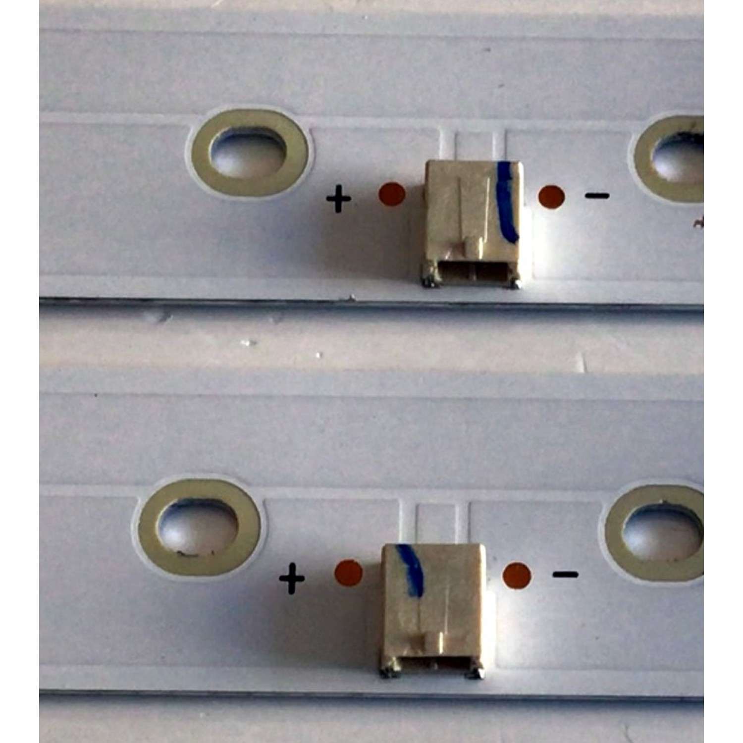 KIT DE LED'S PARA TV ONN (2 PIEZAS) NUMERO DE PARTE BX24D6C303006029BU / CRH-BX24D6C303006029BUREV1.0 / LB-C240-D6C-X-C-6-18-X1 / B200601A5P / Y166-L05-JA-5 / 221471 / 24D6C / PANEL C2410Y19-D6 / MODELO 100012590 - Imagen 2