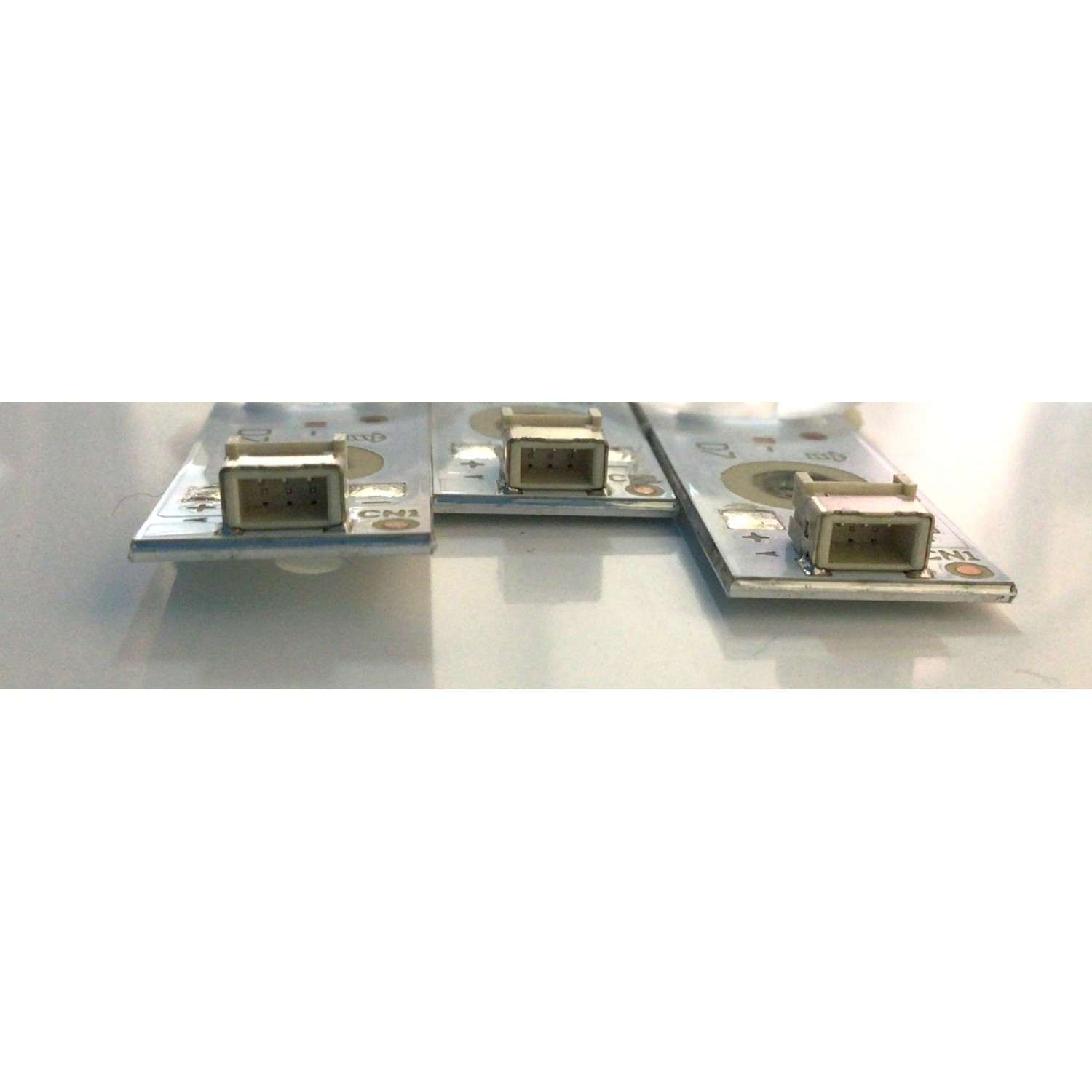 KIT DE LED'S PARA TV INSIGNIA (3 PIEZAS) / NUMERO DE PARTE LBM320M0701 / EVERLIGHT LBM320M0701-PE-2(HF)(0) / 210BZ07D0B339DC08E / H140+MN8U*D34 S ZC211 / 20404 / 010678 / B017 / PANEL TPT320B5-H2F01-D  REV:S01E / MODELO NS-32DF310NA19 - Imagen 4
