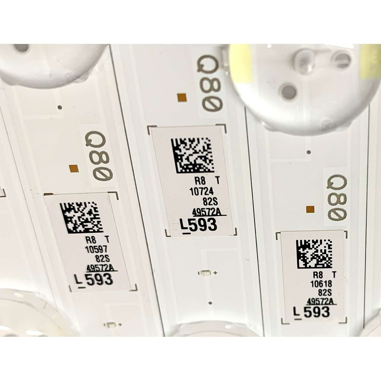 KIT DE LED'S PARA TV SAMSUNG (48 PIEZAS) / NUMERO DE PARTE BN96-49572A / V9Q8-820SM0-R0 / 49572A / PANEL CY-TR082FLLVH4 / MODELOS QN82Q80 / QN82Q80RAFXZA / QN82Q80RAFXZA FA01 - Imagen 2
