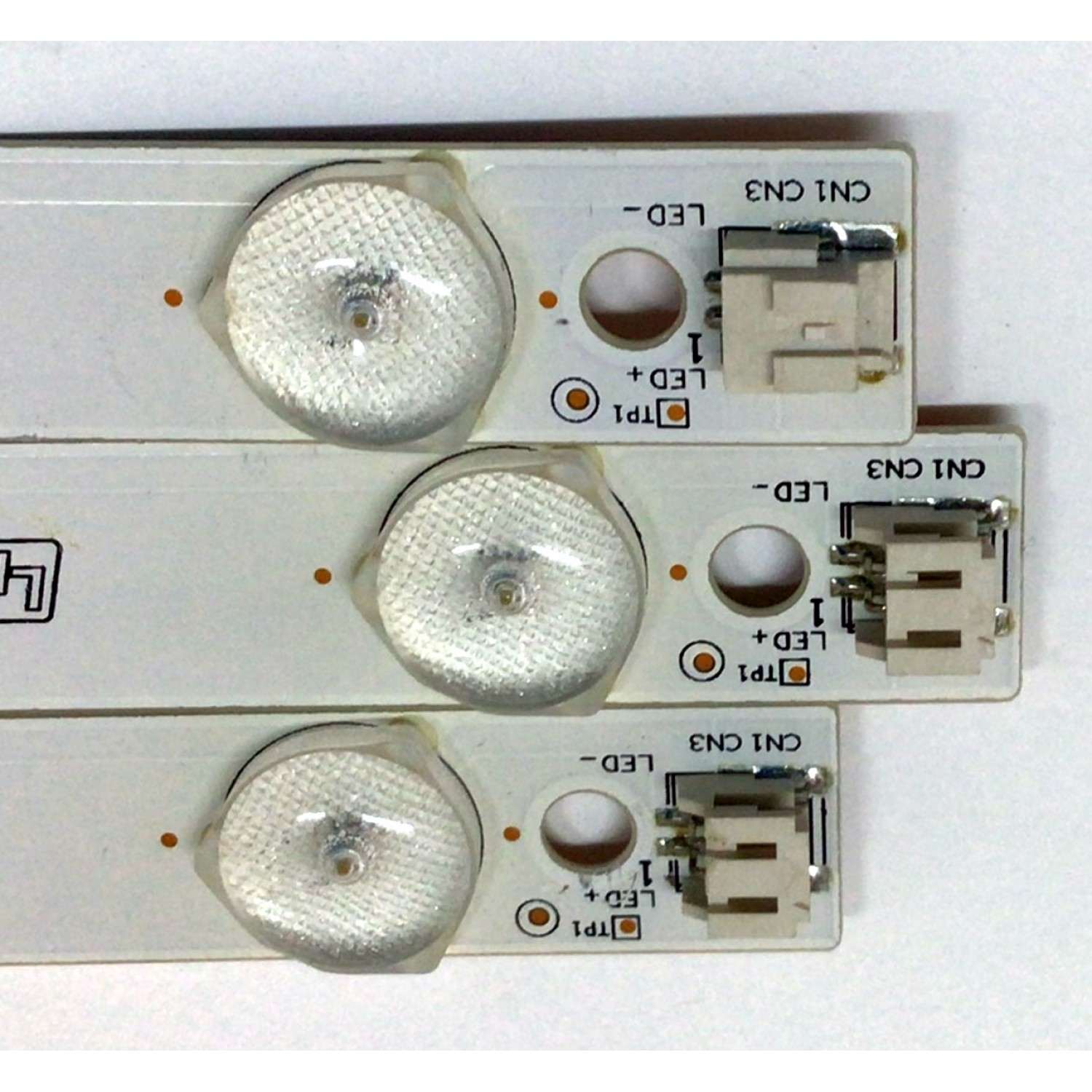KIT DE LED´S PARA TV JVC (3 PIEZAS) / NUMERO DE PARTE IC-B-VZAA37D267A / E227809 / F95M4LP40F / 098101022111 / EM37T-700M / PANEL HV365WX2-200 / MODELO EM37T - Imagen 4