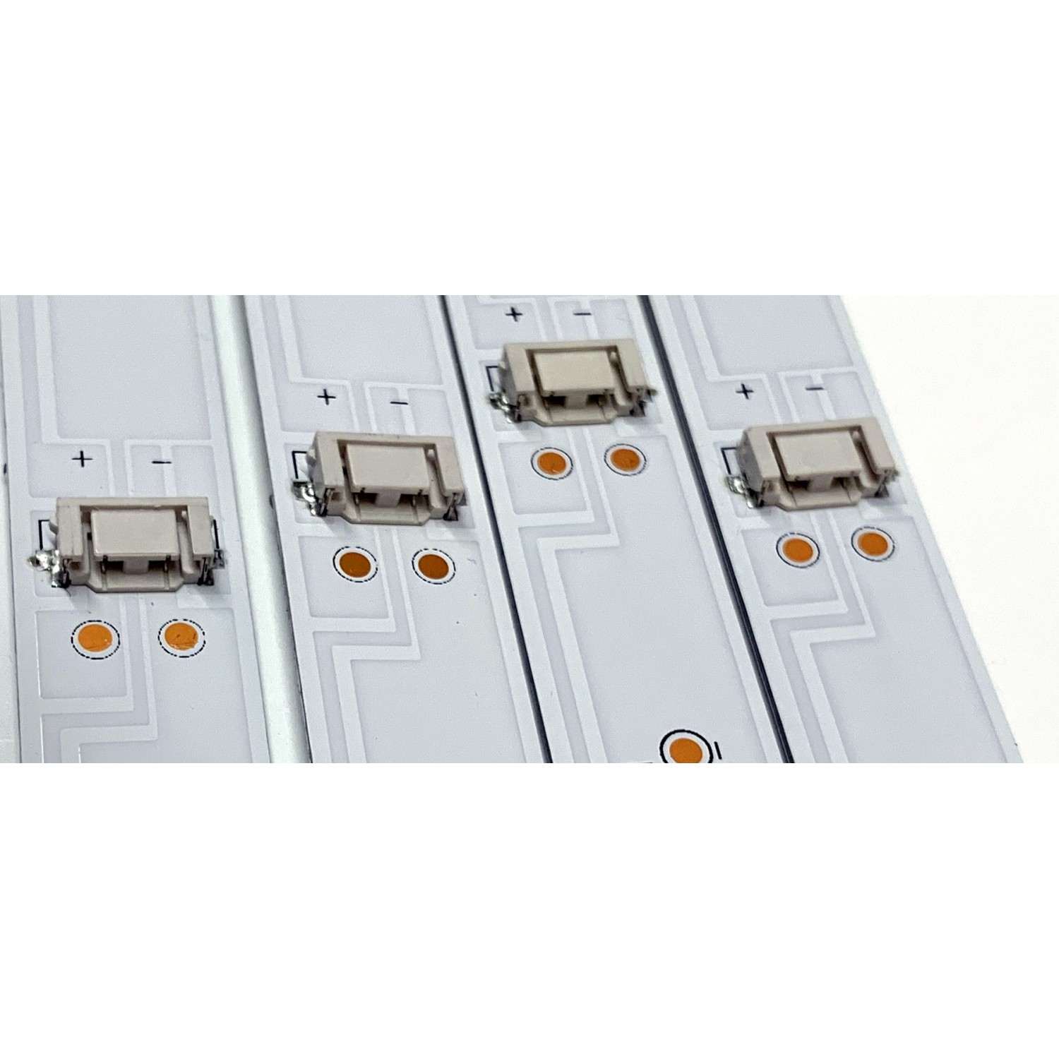 KIT DE LED'S PARA TV SKYWORTH (4 PIEZAS) / NUMERO DE PARTE AZ500034SE30 / RF-AZ500034SE30-0801 / 7700-650000-D360 / 4990283 / PANEL SDL500WY / MODELO 50Q20200 - Imagen 2
