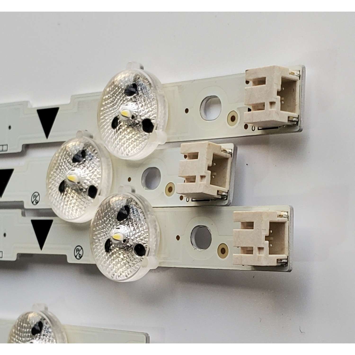 KIT DE LED'S PARA TV PHILIPS ((6 PIEZAS)) / NUMERO DE PARTE UDULED0GS042 / UDULED0GS043 / LG INNOTEK 40INCH DOPPLER A TYPE REV0.0 / 40INCH DOPPLER B TYPE REV0.0 / 40W11S1P / PANEL U4A20XH / DISPLAY V400HJ6-PE1 REV.C1 / MODELOS 40PFL4609/F8 / 40MV324X/F7 - Imagen 6