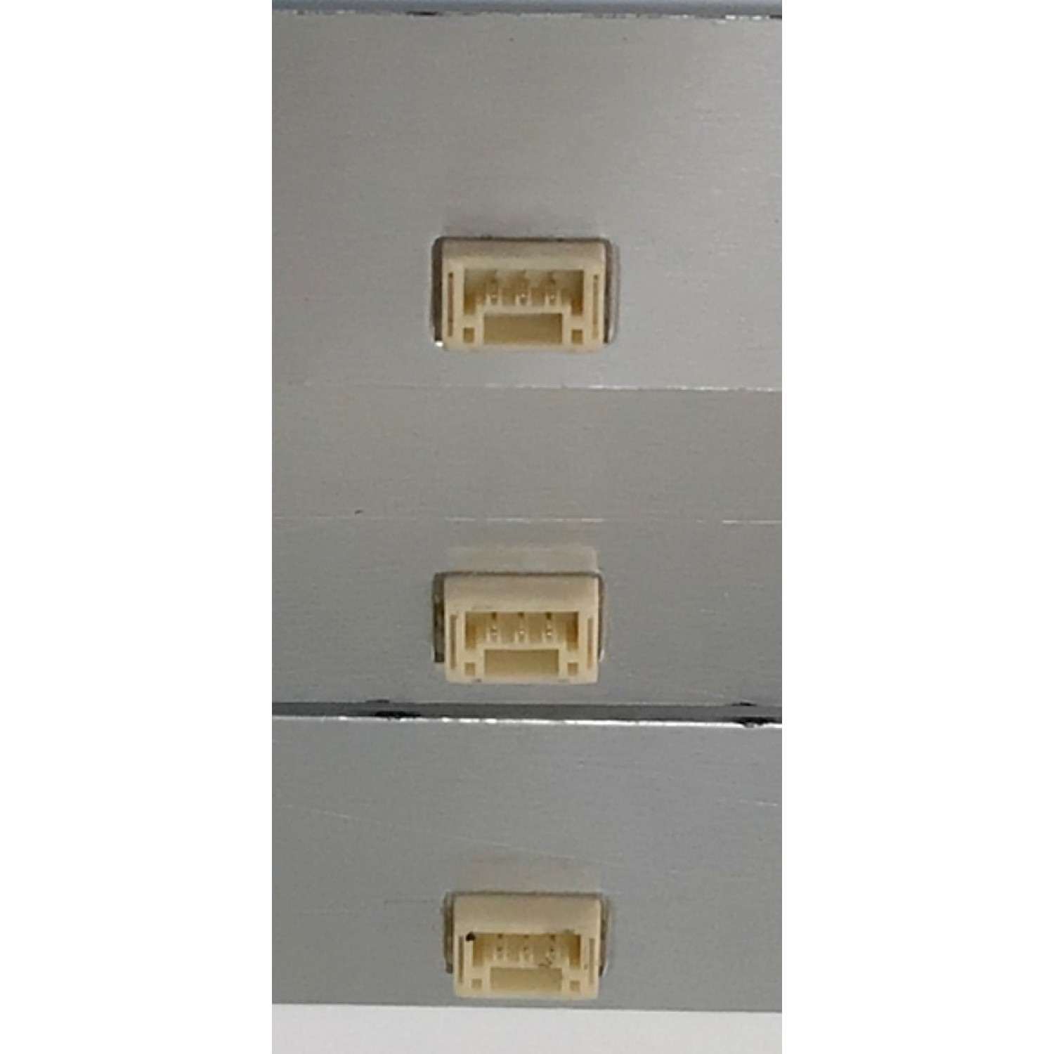 KIT DE LED'S PARA TV TCL ((3 PIEZAS)) / NUMERO DE PARTE GIC32LB27_LED3030_V0.6_20140820 / GIC32LB27 / 4C-LB3208-ZM3 / PANEL LVW320NDAL / ST3151A05-8 / MODELOS 32S3700 / 32S4610R / 32S3700TCA / 32S3700TAAA / 32S3700TBAA / 32S3700TCAA / 32S3700TCAAA - Imagen 2