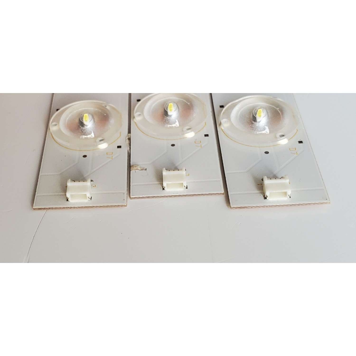KIT DE LED'S PARA TV INSGINIA ((3 PIEZAS)) / NUMERO DE PARTE 390TV0B / 390TV0B V0 / E74739 94-0 / YX-38S01E02-4CCL1-0-C-49Q / PANEL T390XVN01.0 / MODELO NS-39D220NA16 - Imagen 2